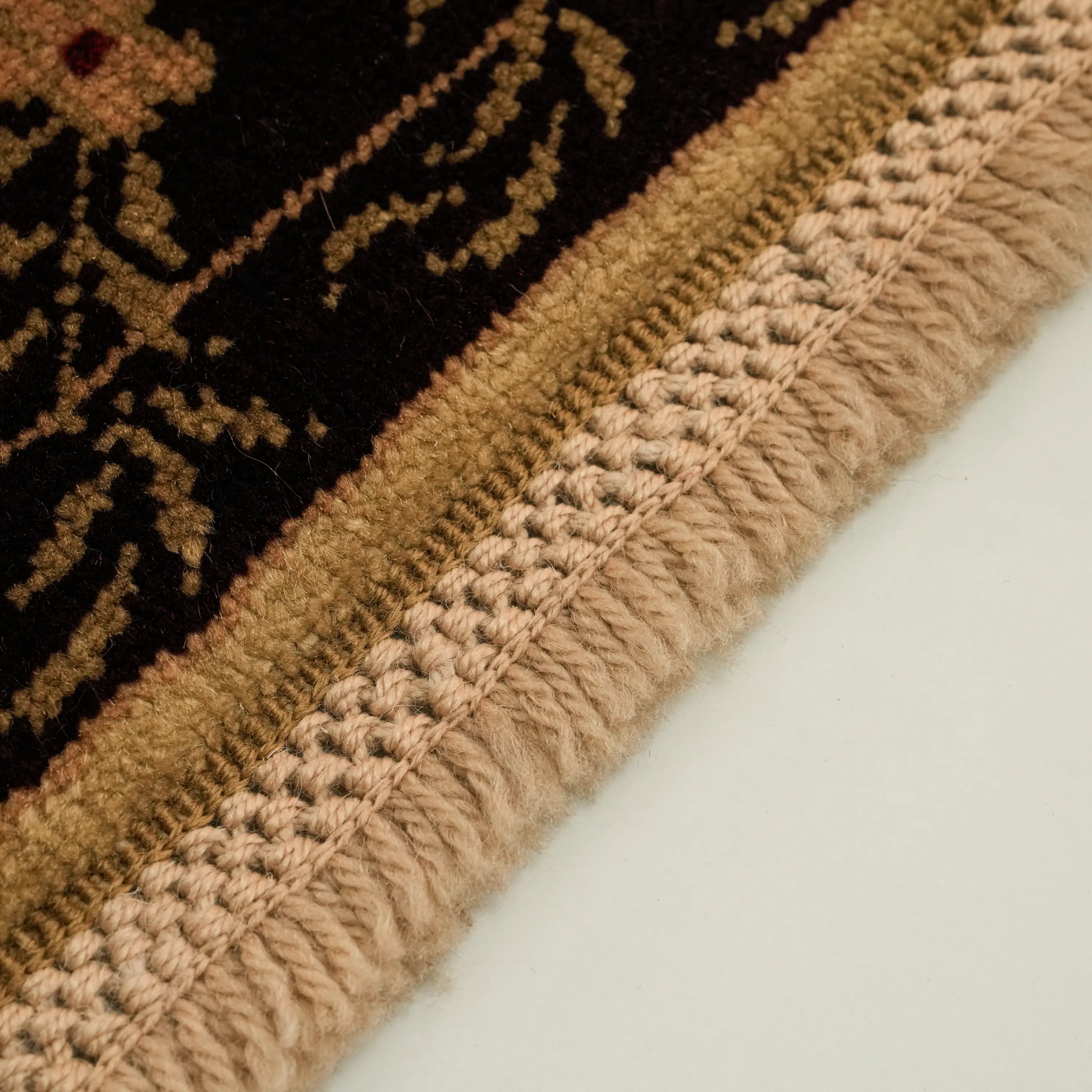 Harem Serisi El Dokuma Uşak Desenli Bej İpekli Halı