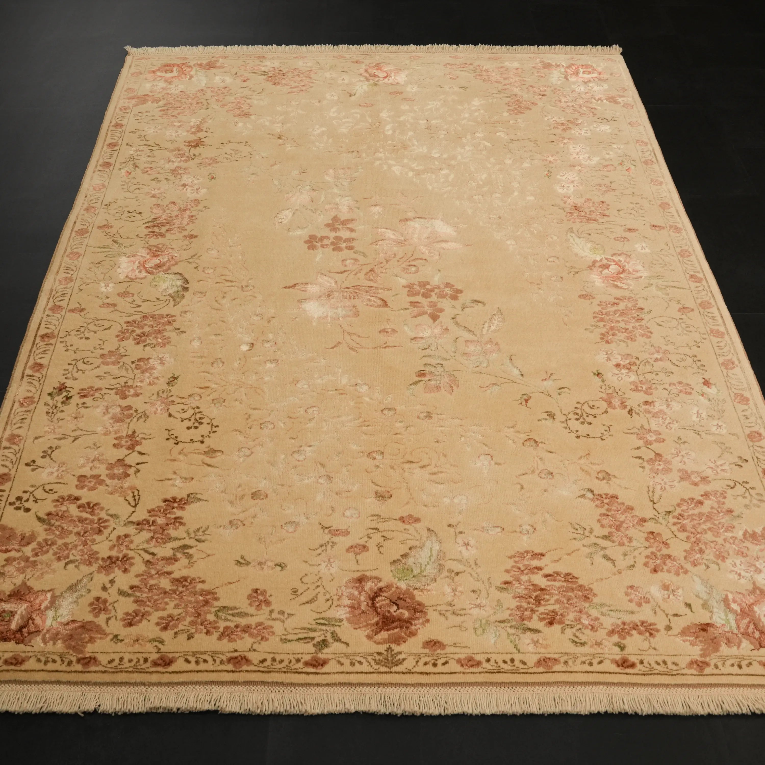 Harem Serisi El Dokuma Uşak Desenli İpekli Bej Halı