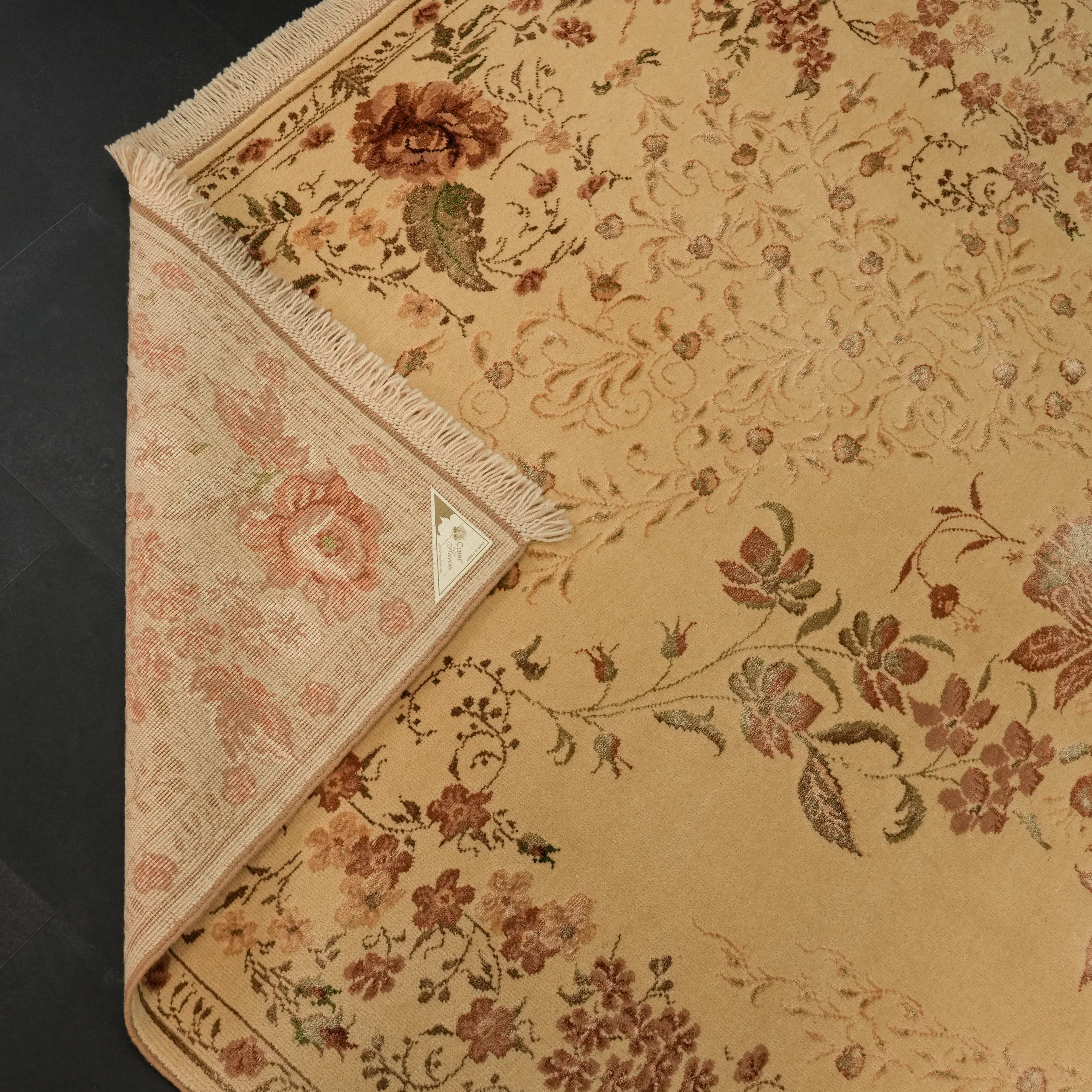 Harem Serisi El Dokuma Uşak Desenli İpekli Bej Halı