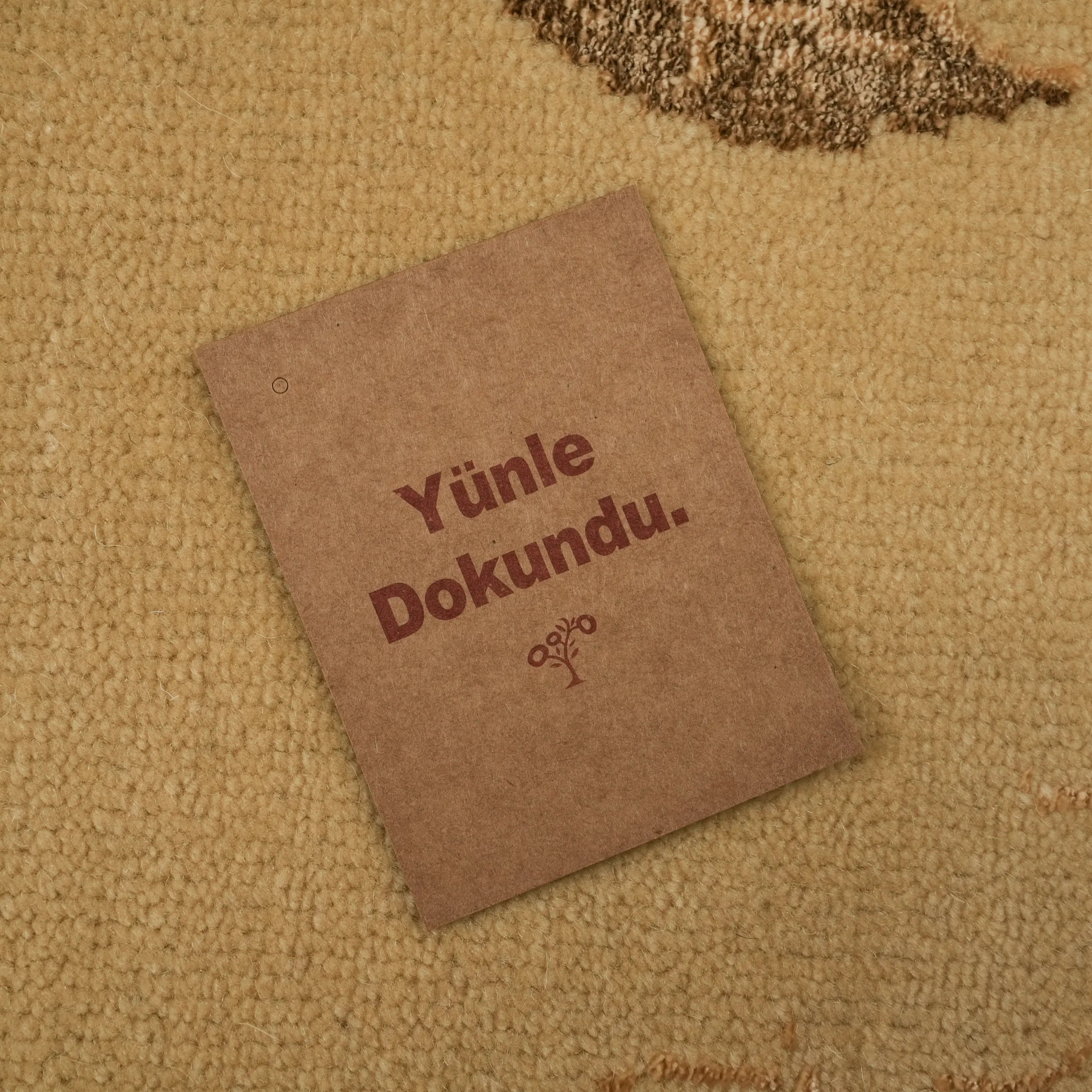 Harem Serisi El Dokuma Uşak Desenli İpekli Bej Halı