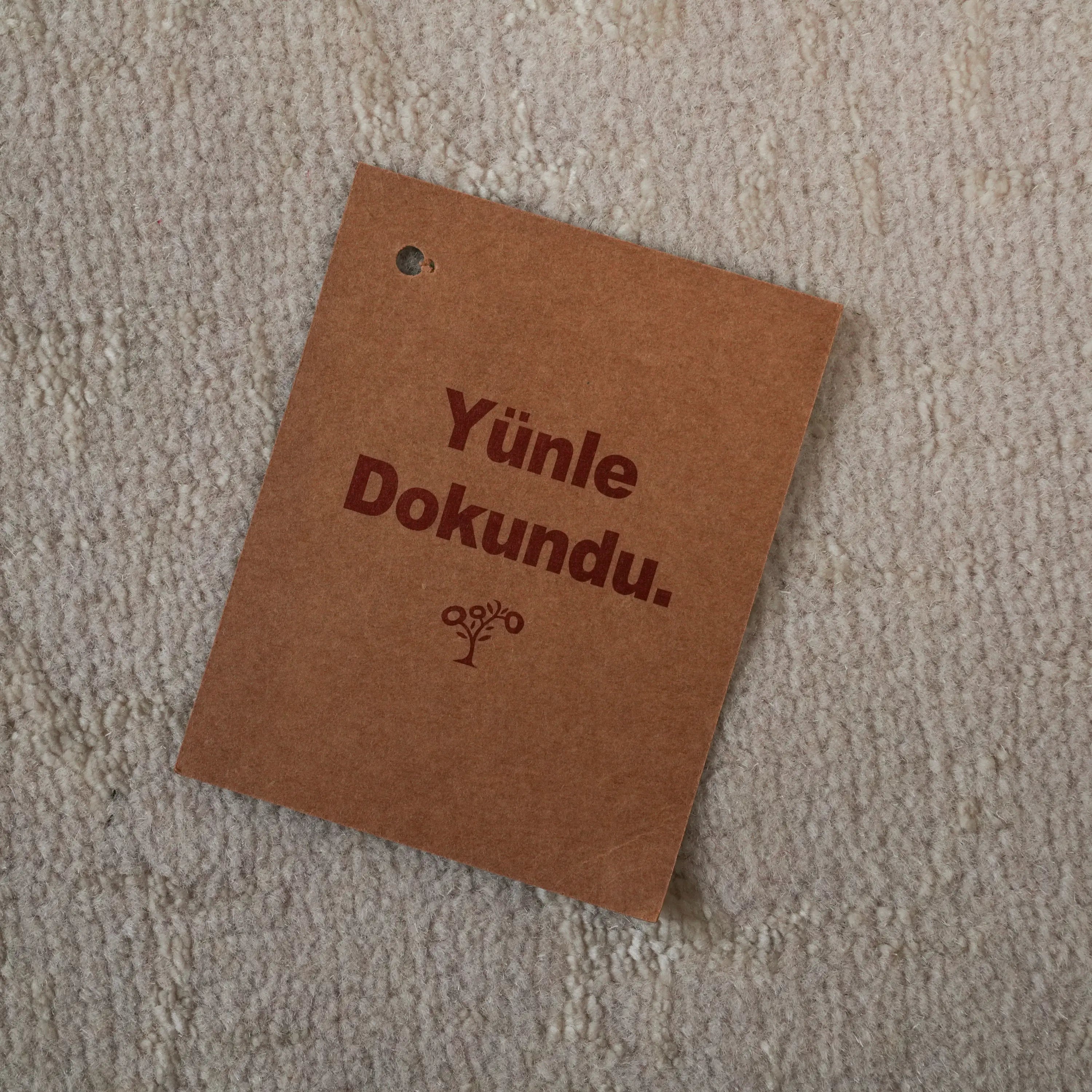 Heritage Serisi Vintage Desenli Krem Yün Tezgah Dokuma Halı