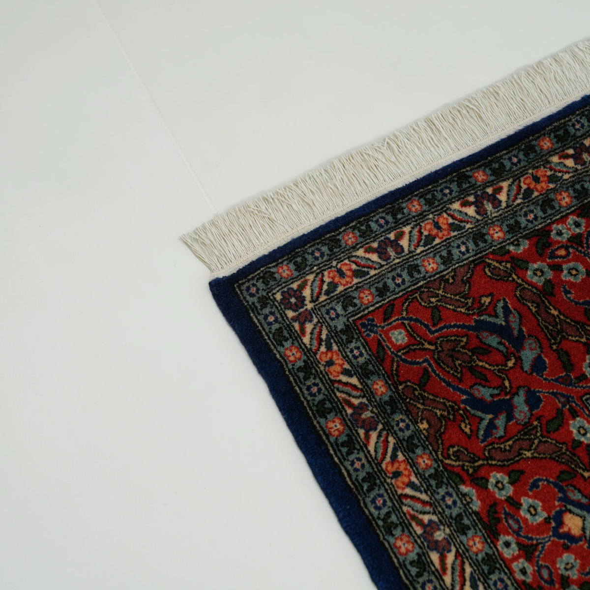 İkinci El Hereke Karpuzlu Desenli El Dokuma Lacivert Yün Halı — çiçek desenli