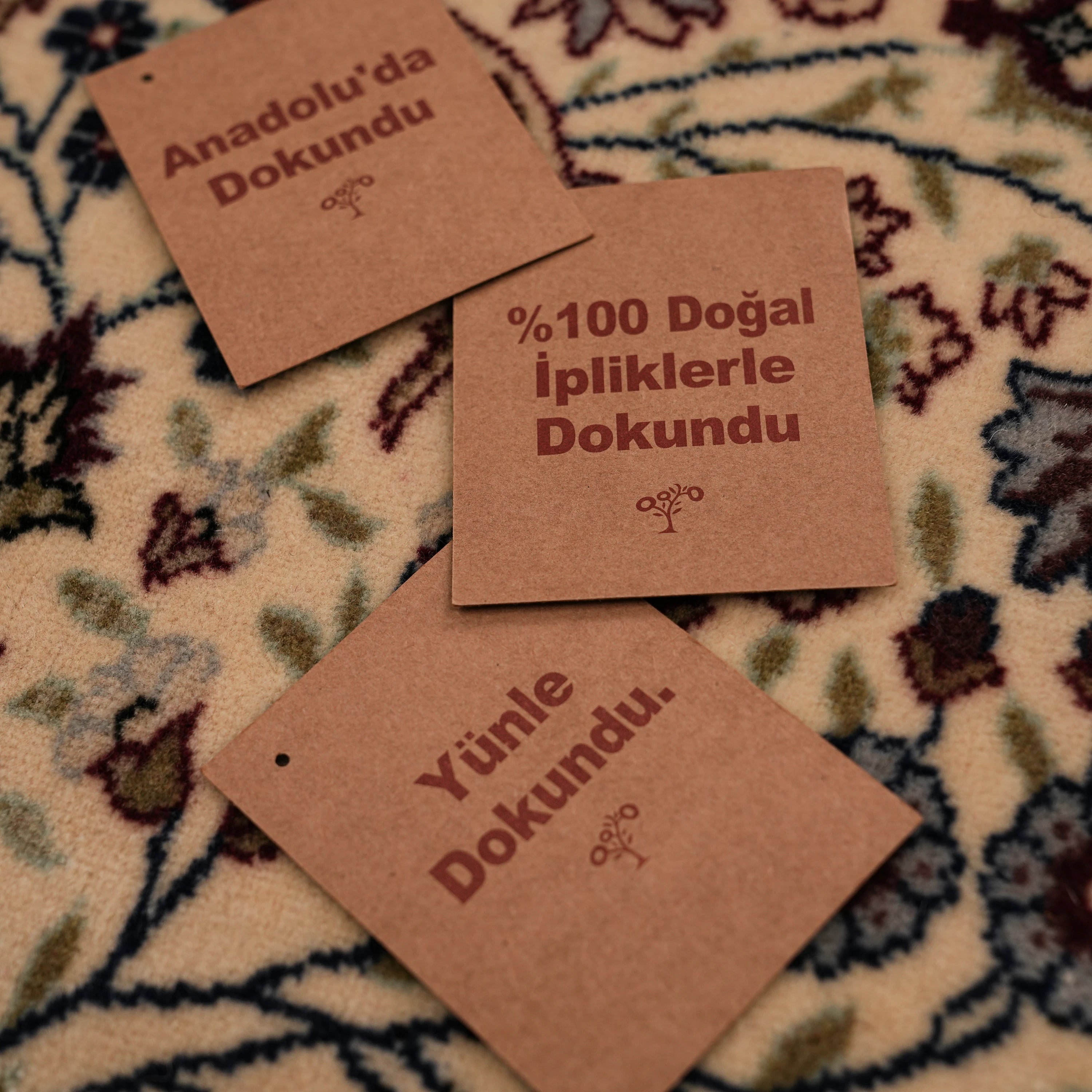 İkinci El Hereke Yedi Dağın Çiçeği Desenli El Dokuma Krem Yün Halı