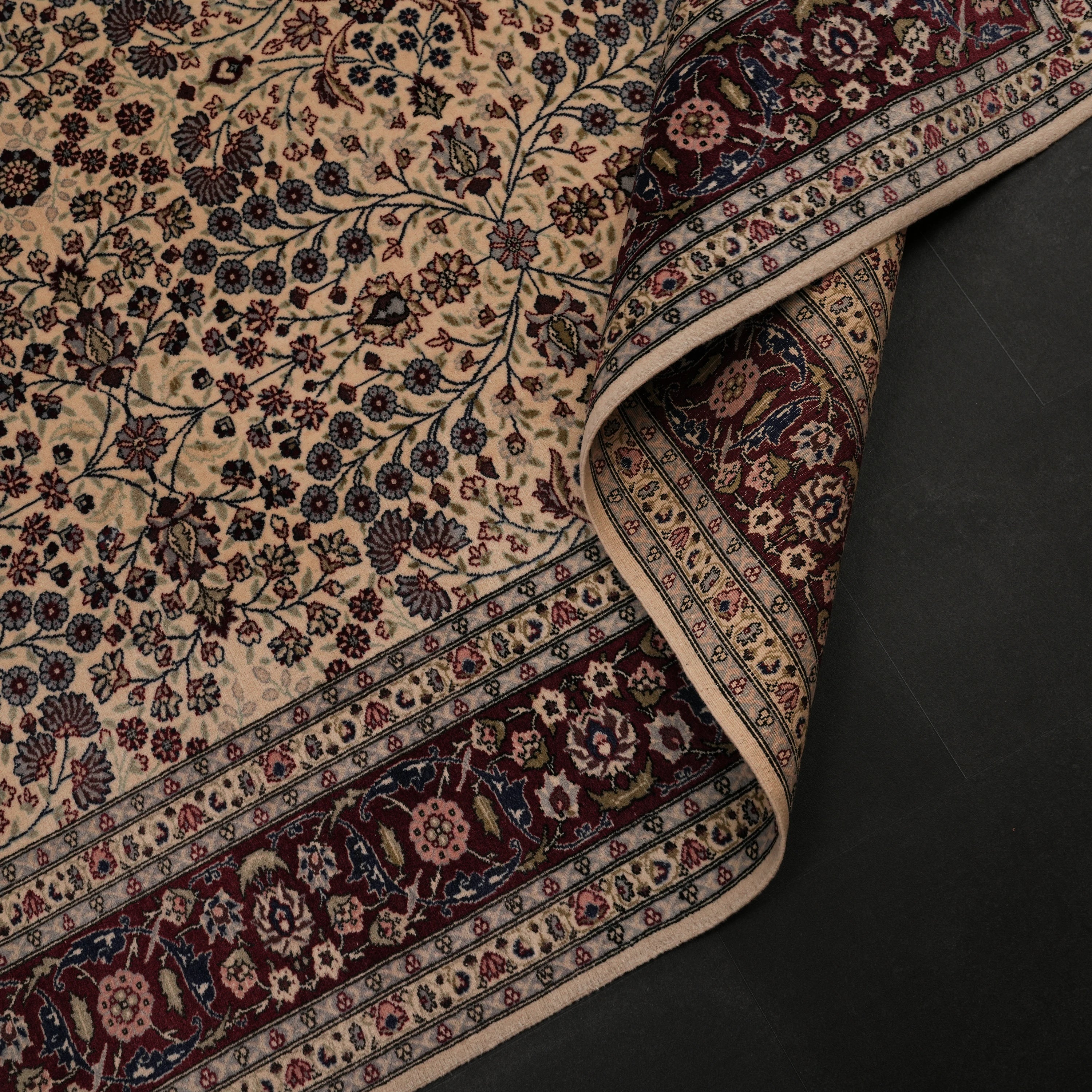 İkinci El Hereke Yedi Dağın Çiçeği Desenli El Dokuma Krem Yün Halı