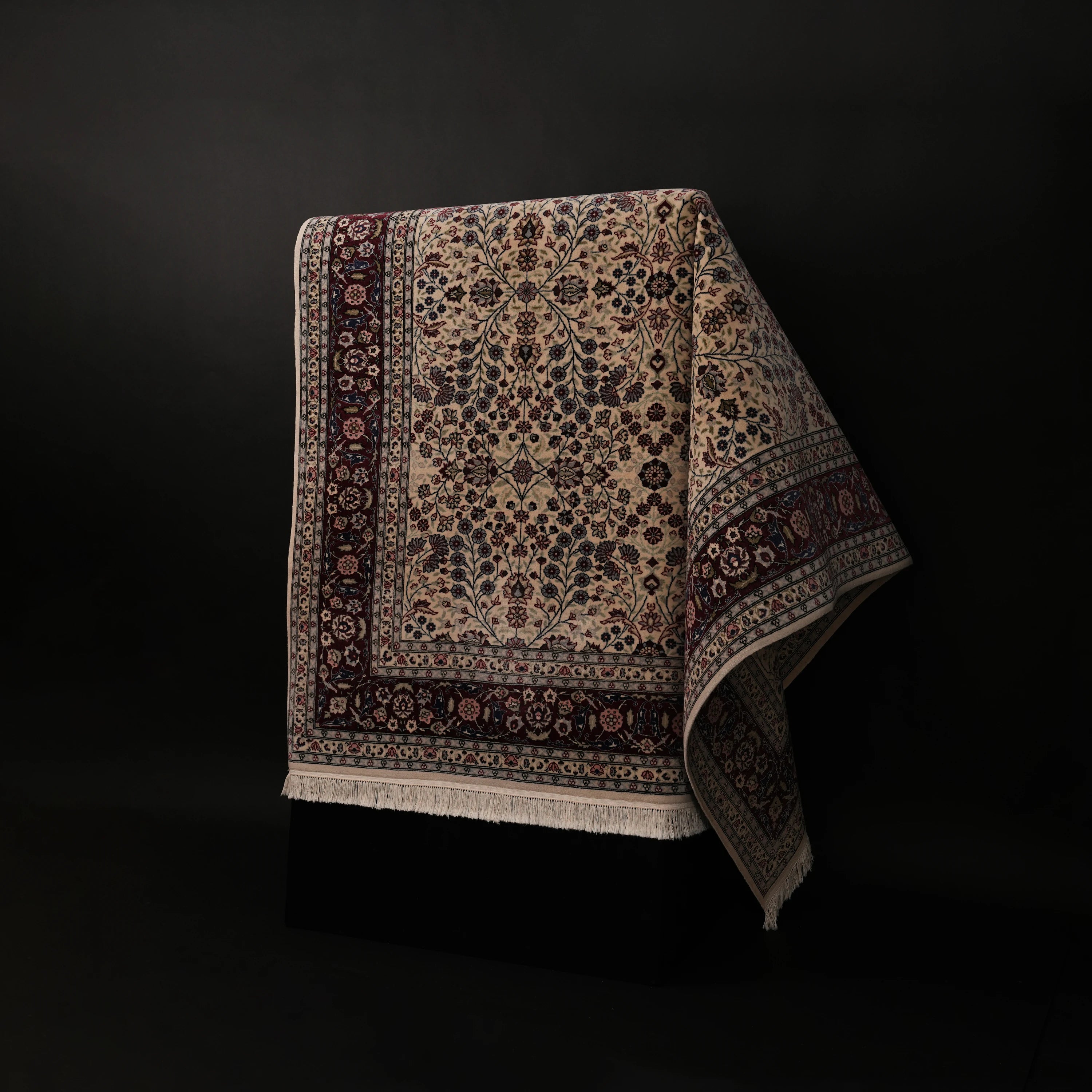 İkinci El Hereke Yedi Dağın Çiçeği Desenli El Dokuma Krem Yün Halı