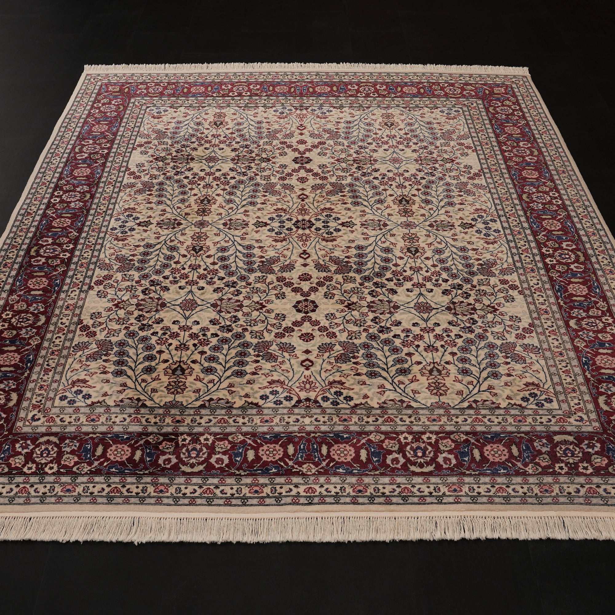 İkinci El Hereke Yedi Dağın Çiçeği Desenli El Dokuma Krem Yün Halı — 191x223 cm