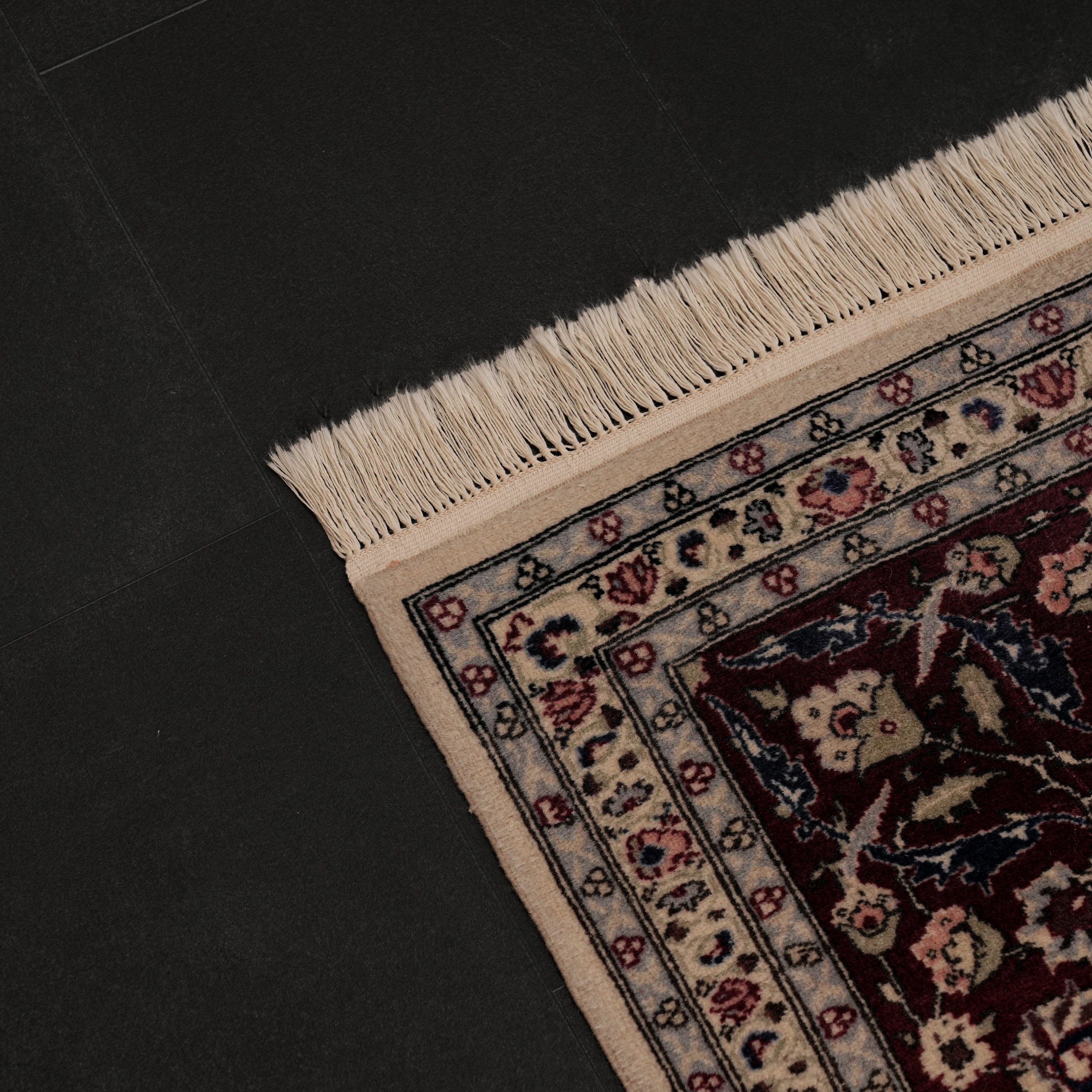 İkinci El Hereke Yedi Dağın Çiçeği Desenli El Dokuma Krem Yün Halı