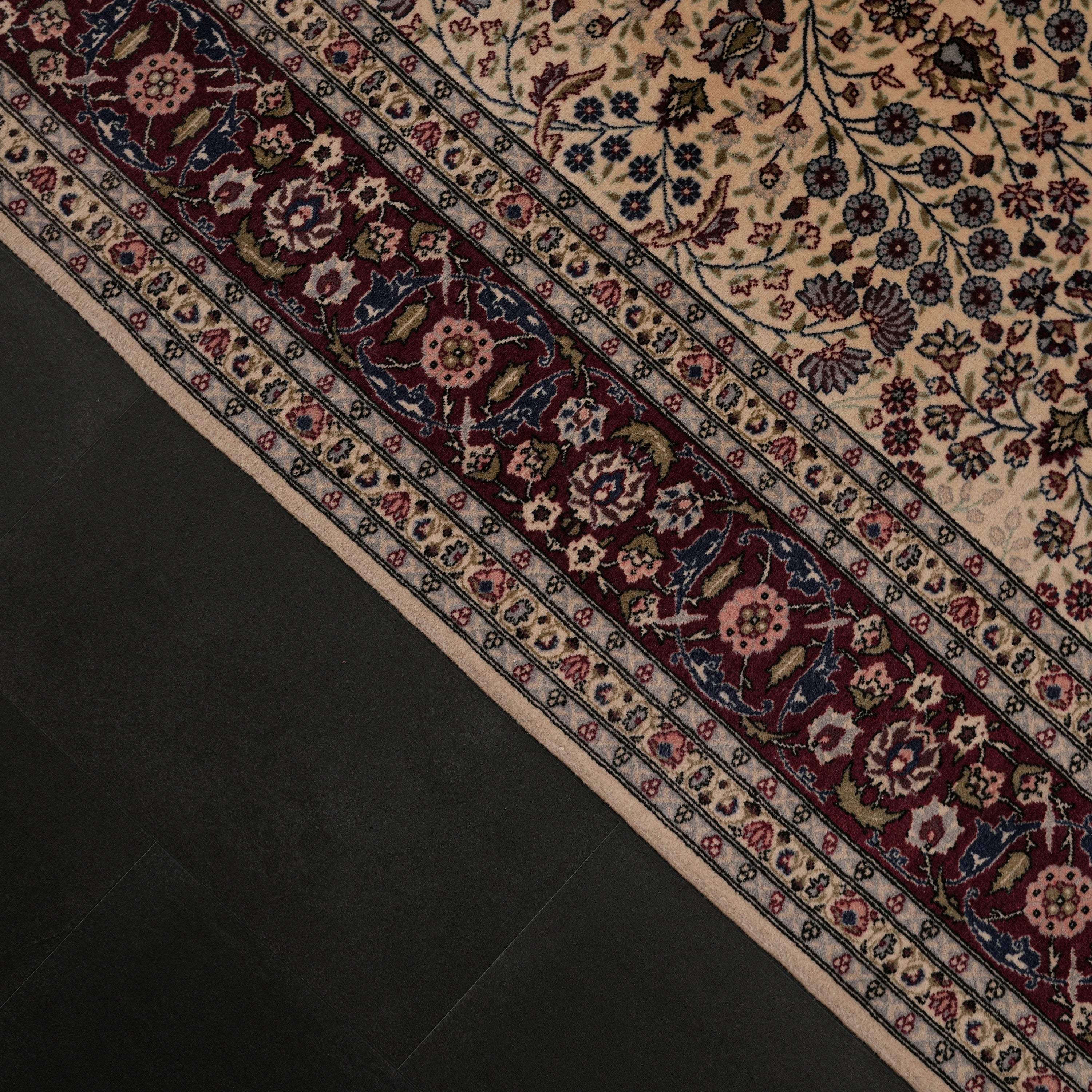 İkinci El Hereke Yedi Dağın Çiçeği Desenli El Dokuma Krem Yün Halı