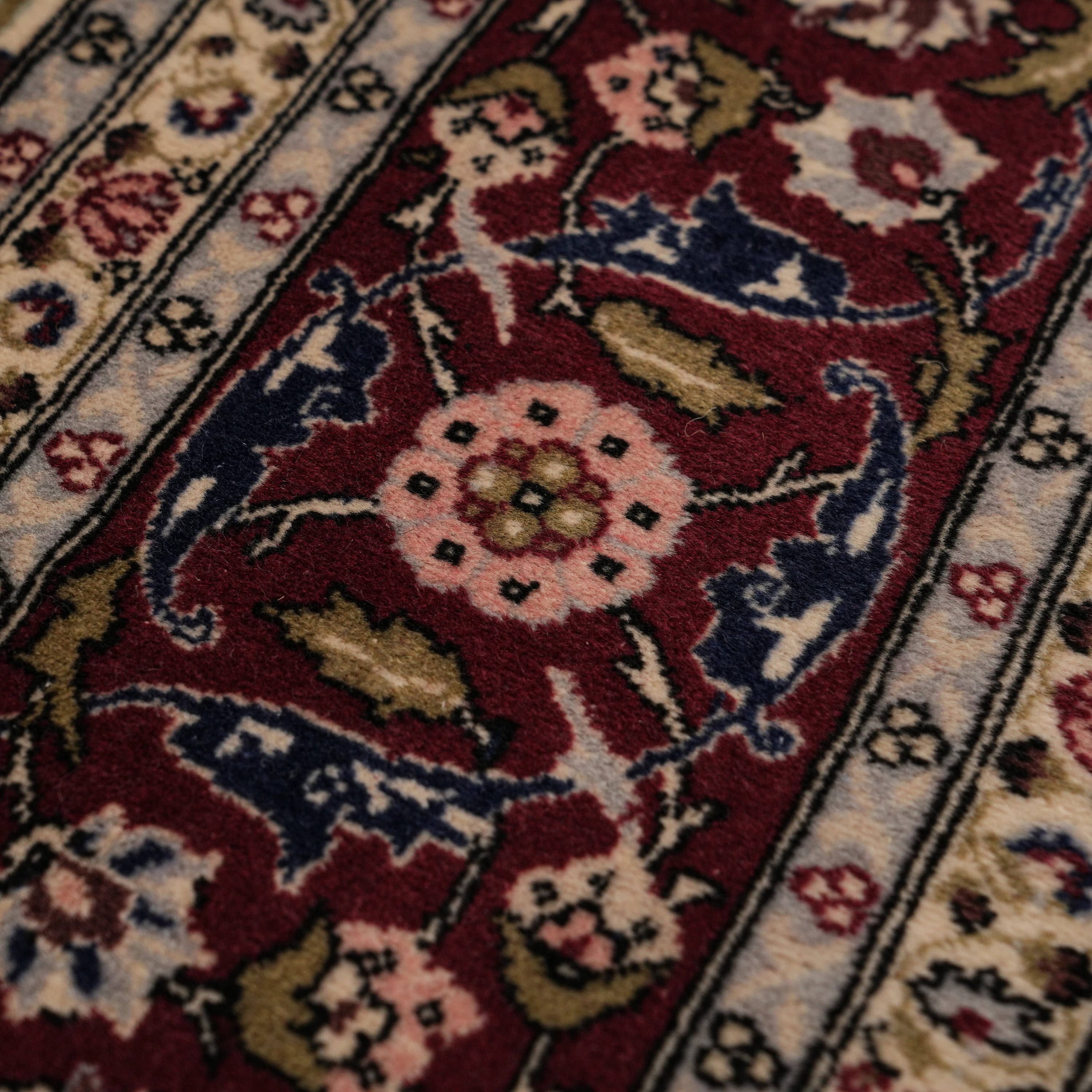 İkinci El Hereke Yedi Dağın Çiçeği Desenli El Dokuma Krem Yün Halı