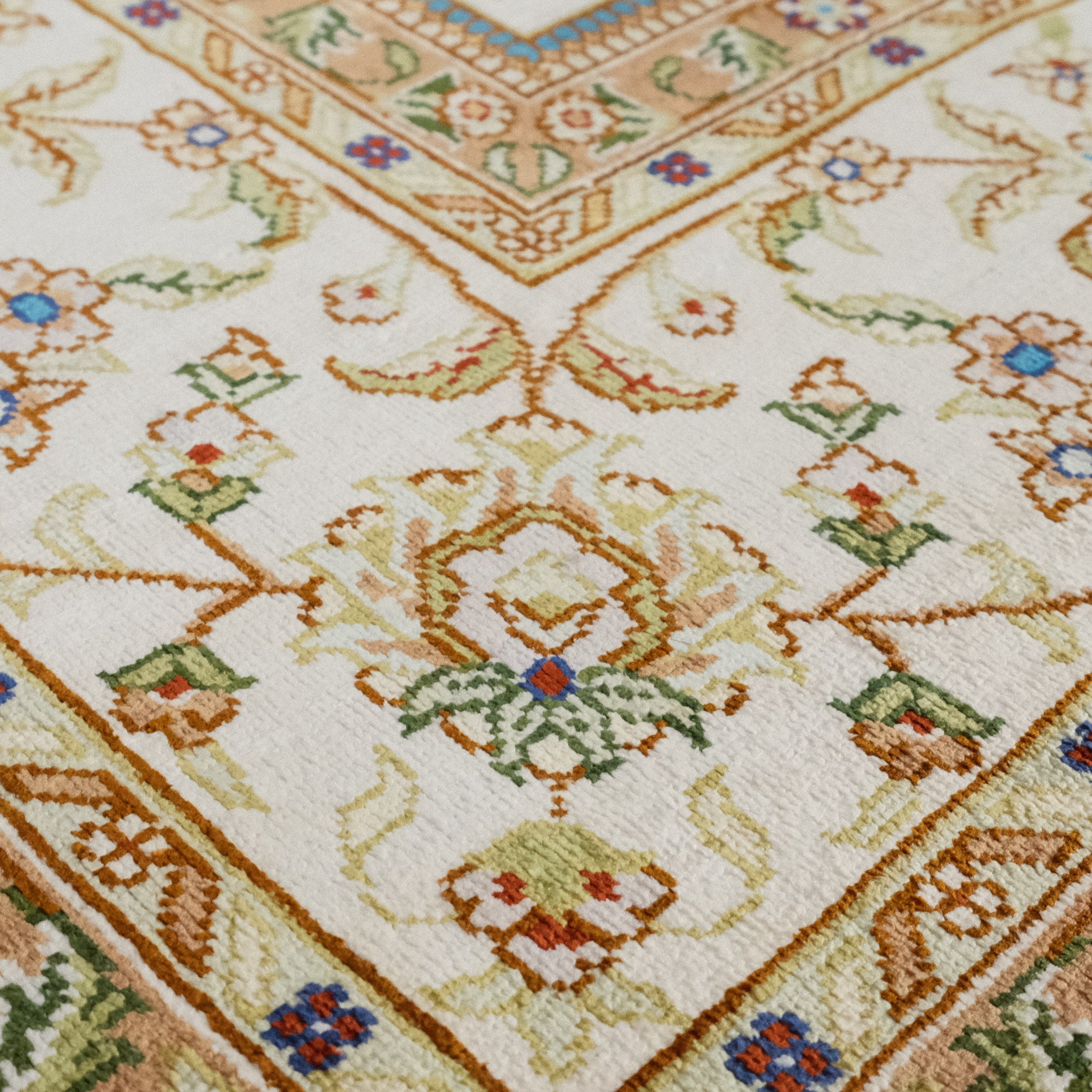 Silk Hand Woven Uşak Patterned Classic Carpet