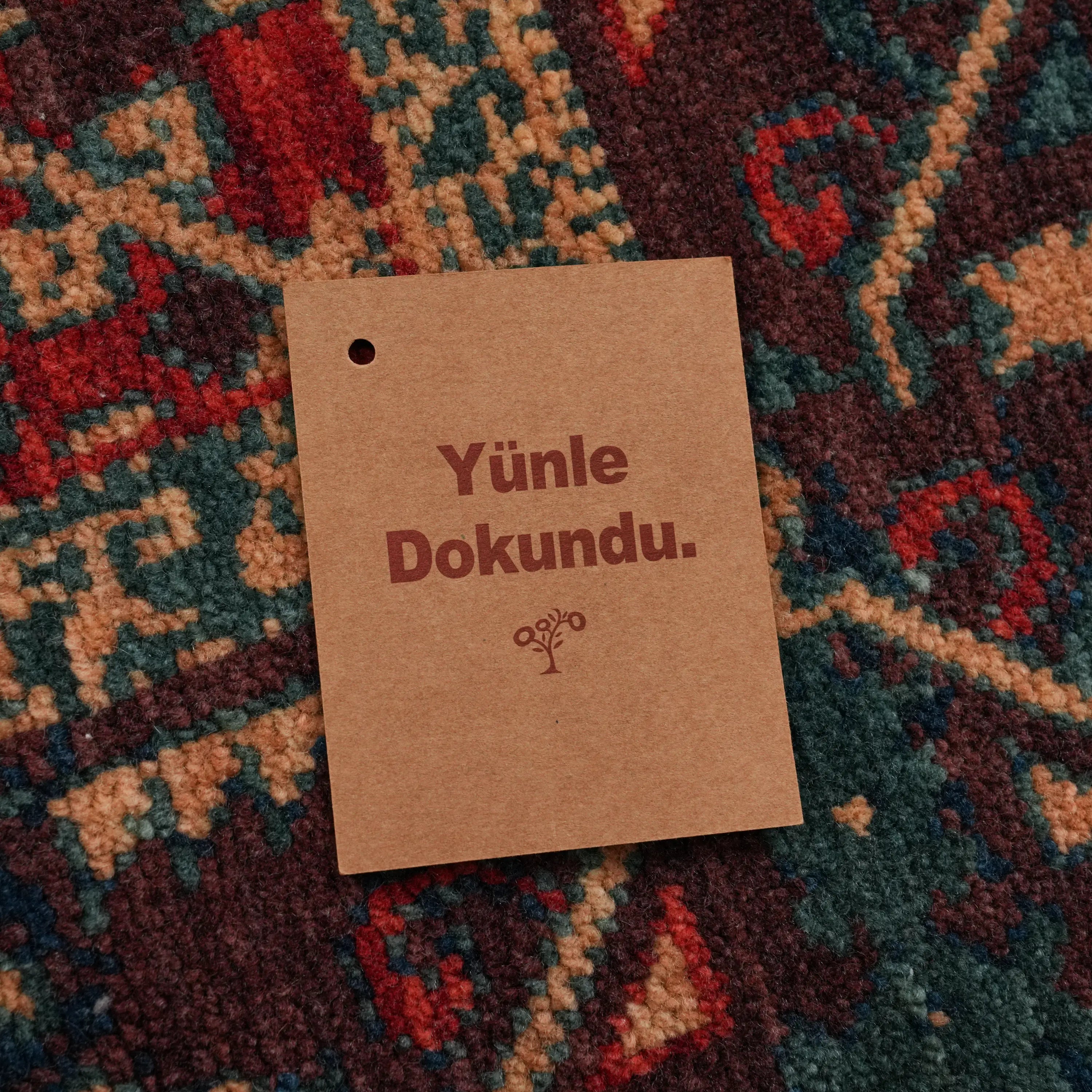 Kadim Serisi Vintage Desenli Yün Kırmızı Tezgah Dokuma Halı