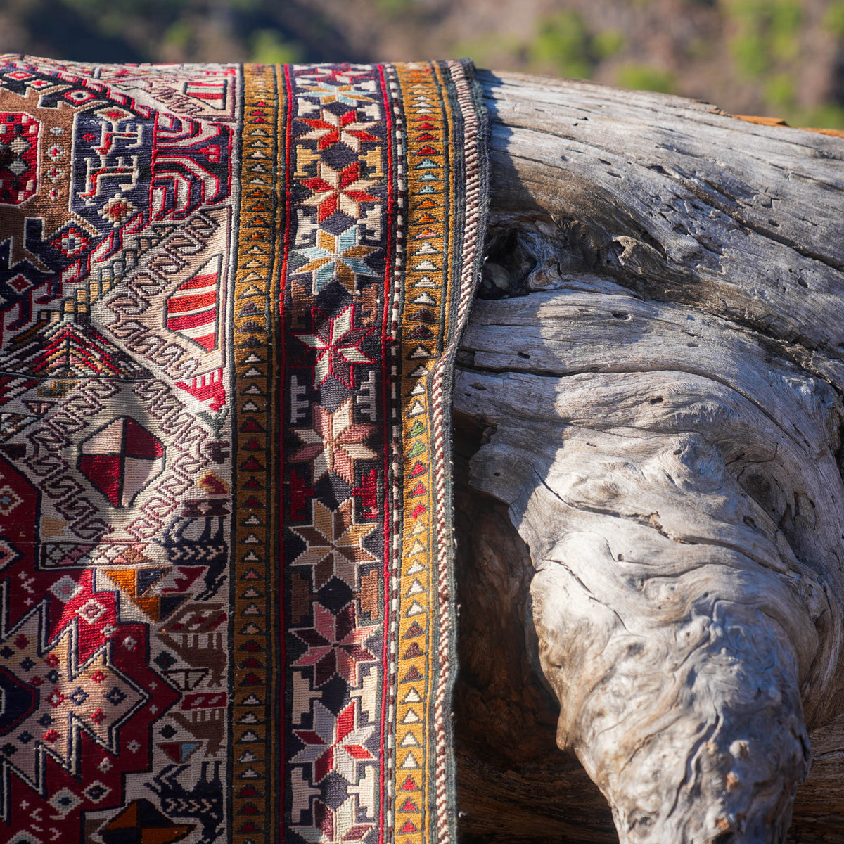 Otantik Desenli Şahseven El Dokuma İpekli Sumak Kilim — yün