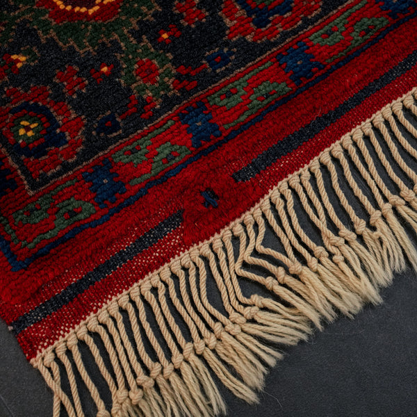 El Dokuma Madalyon Uşak Desenli Özel İmalat Kök Boyalı Yün Halı