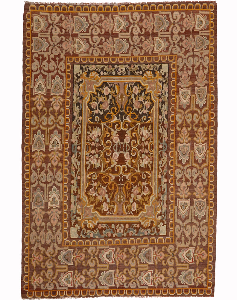 Karabağ kilimlerinin rengi ve deseniyle kalabalıktan sıyrılanı.