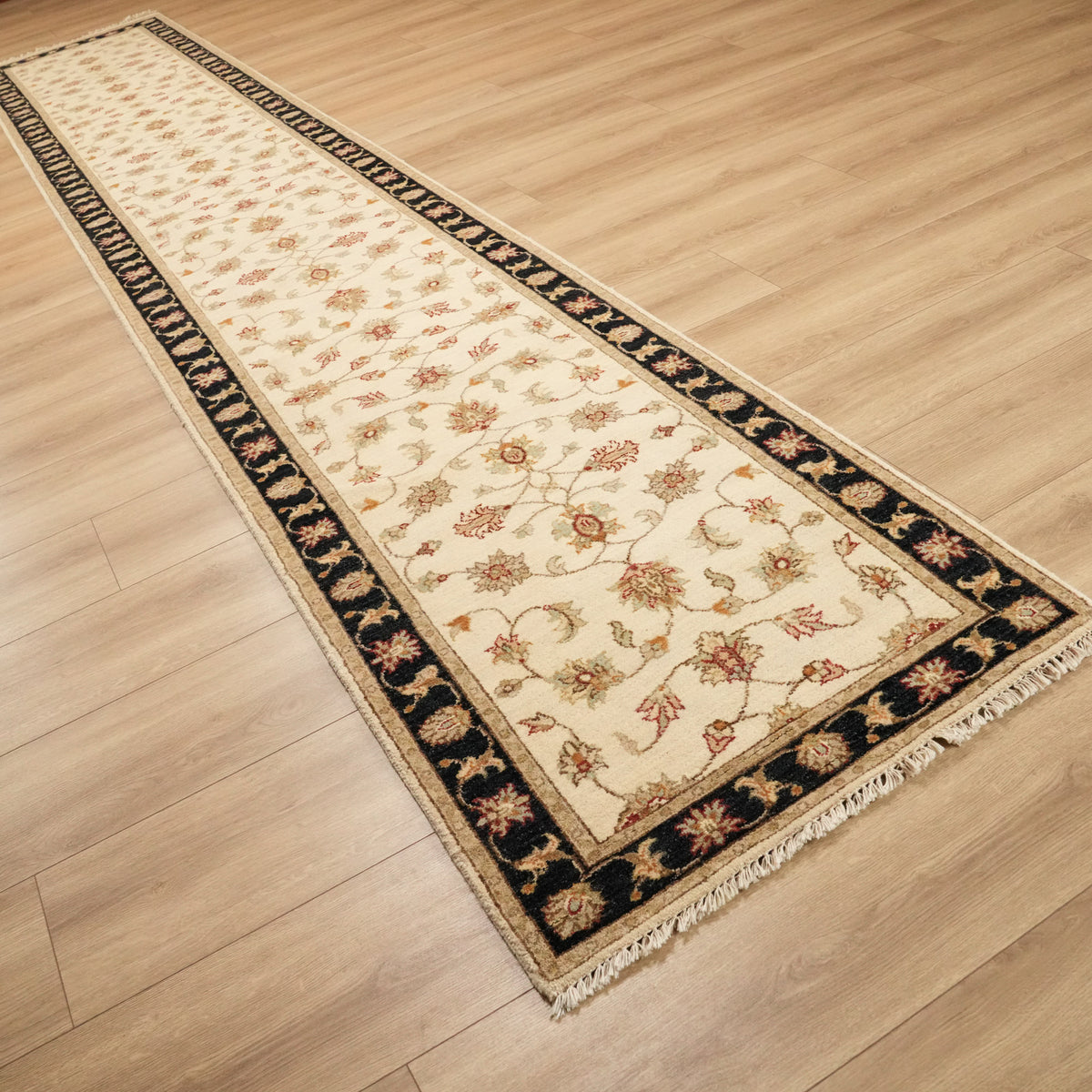 Mahal Serisi El Dokuma Krem Uşak Desenli Yün Halı, 84x487 cm — Halıcızade