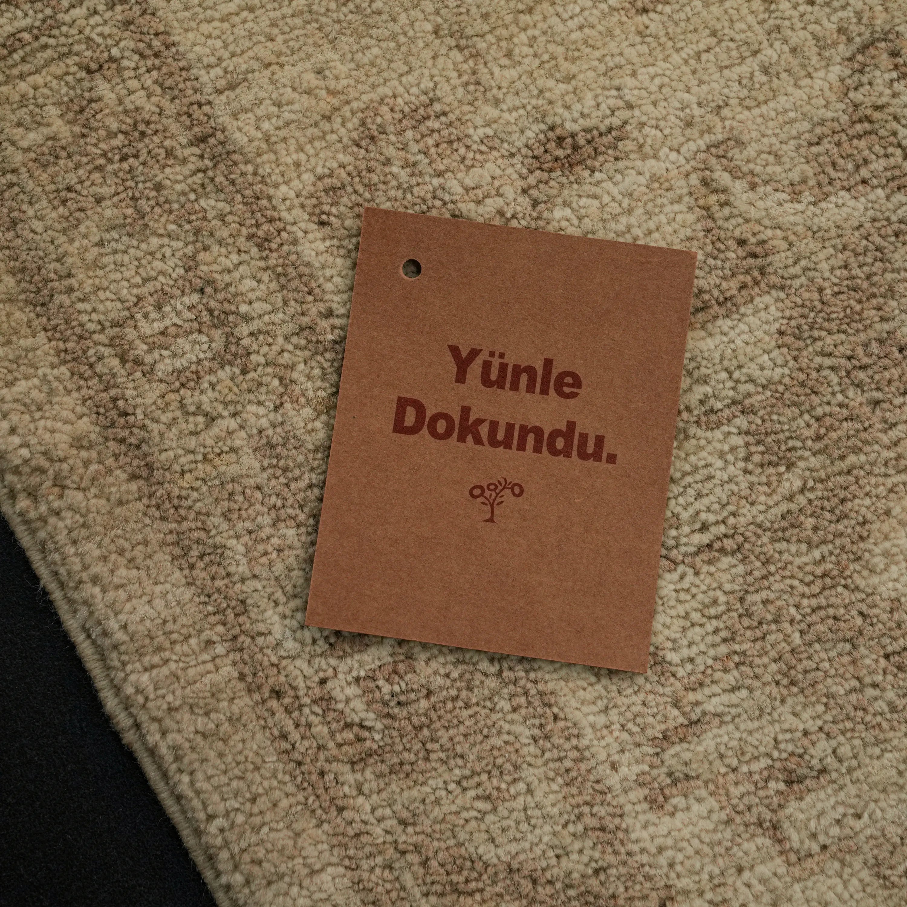 Mahal Serisi El Dokuma Uşak Desenli Krem Yün Halı