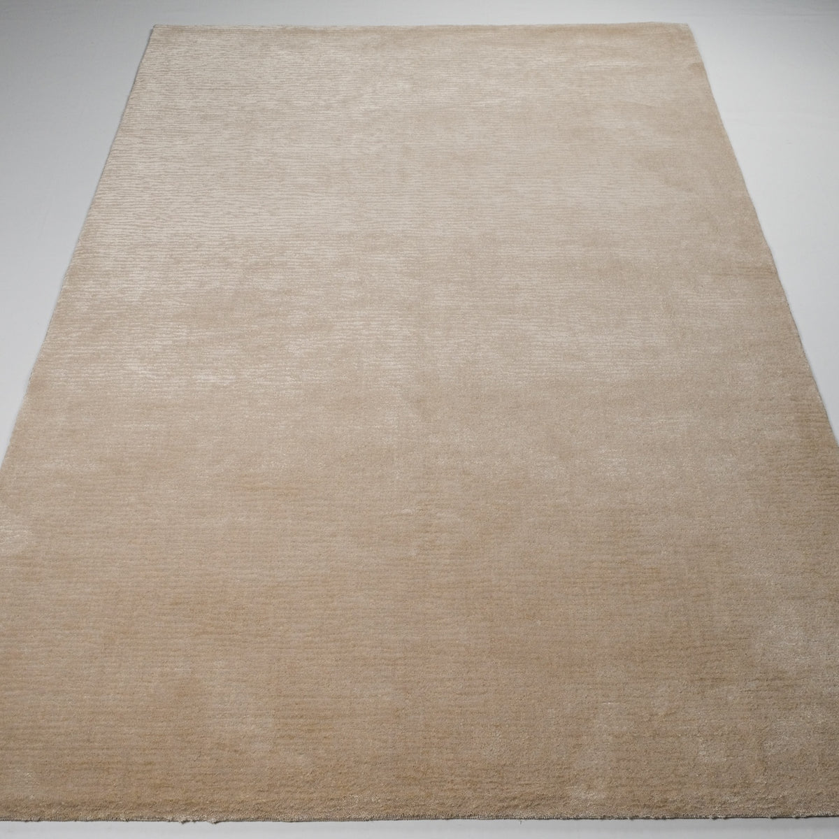 Majesty Serisi Sade Desenli Makine Dokuma Halı — 170x240, 200x300, 240x340, 300x900 cm