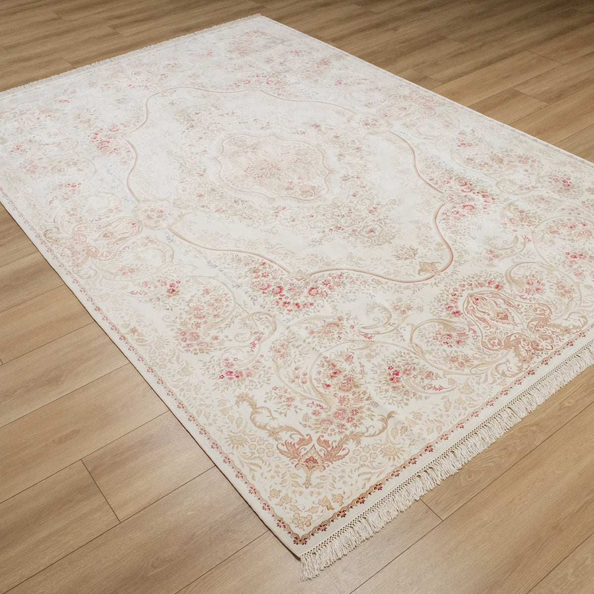Makine Dokuma Çiçek Desenli Krem İpekli Halı, 90x150 – 200x290 cm — Halıcızade