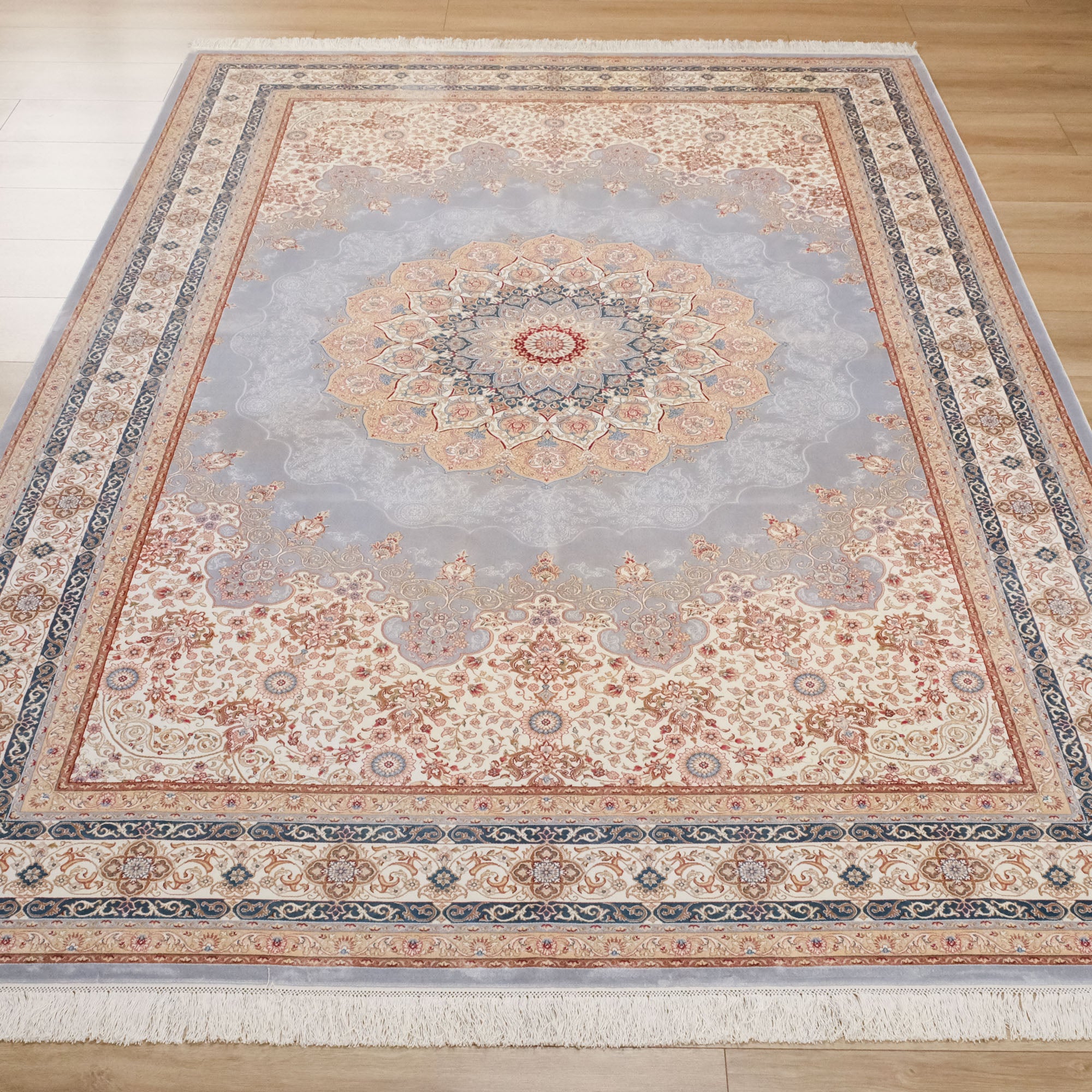 Makine Dokuma Madalyon Desenli Mavi İpekli Halı — 200x290 cm