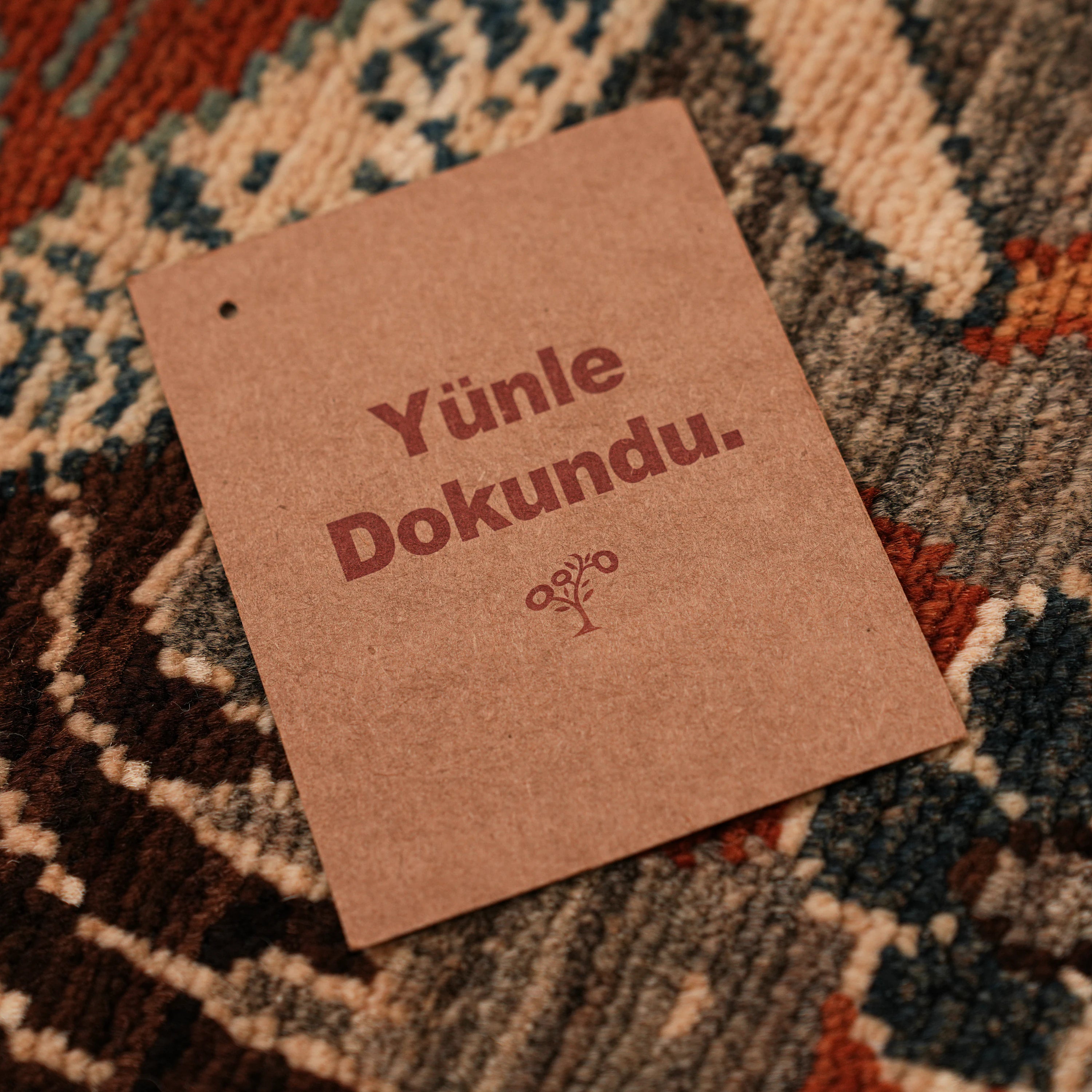 Mihman Serisi El Dokuma Çiçek Desenli Rengarenk Yün Halı