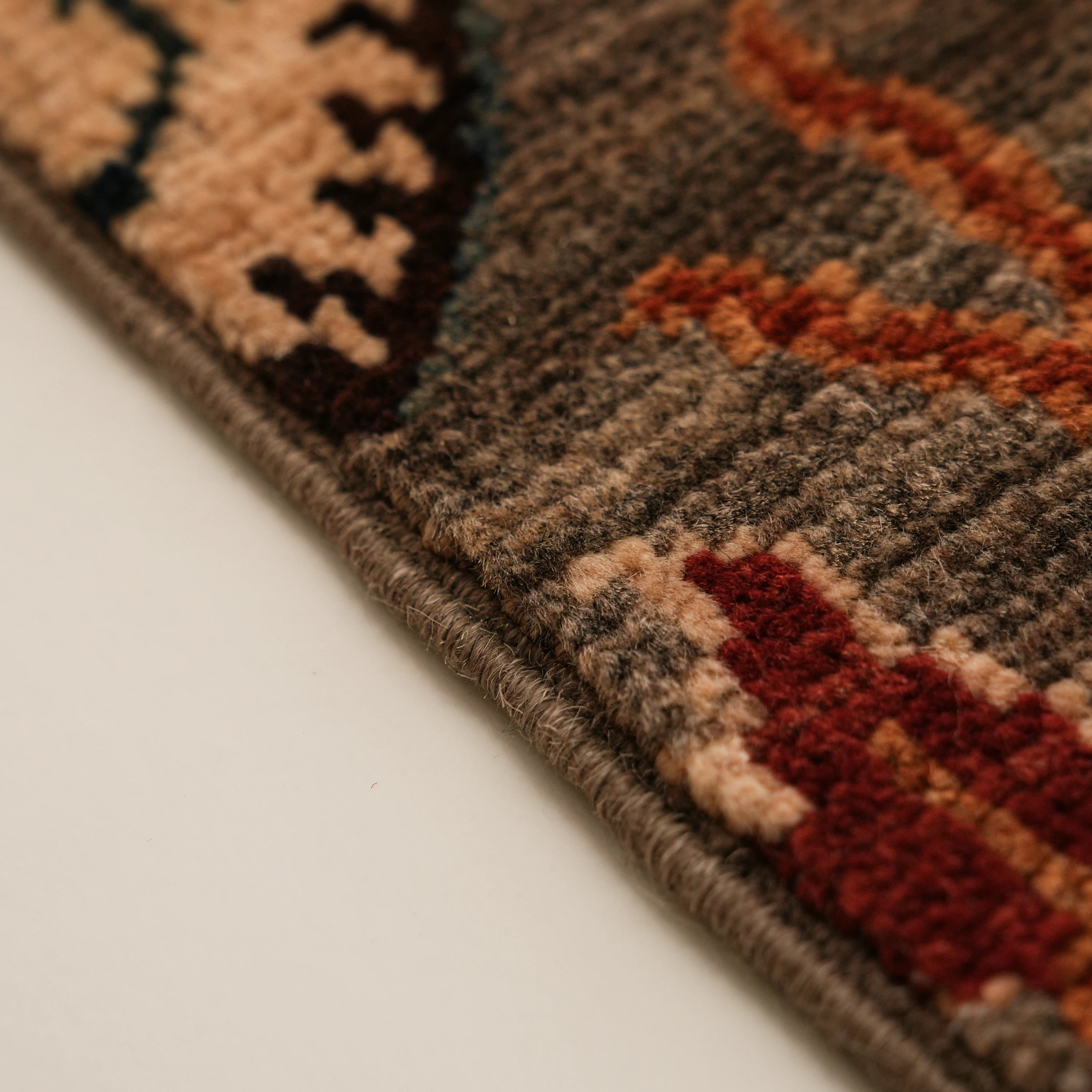 Mihman Serisi El Dokuma Çiçek Desenli Rengarenk Yün Halı