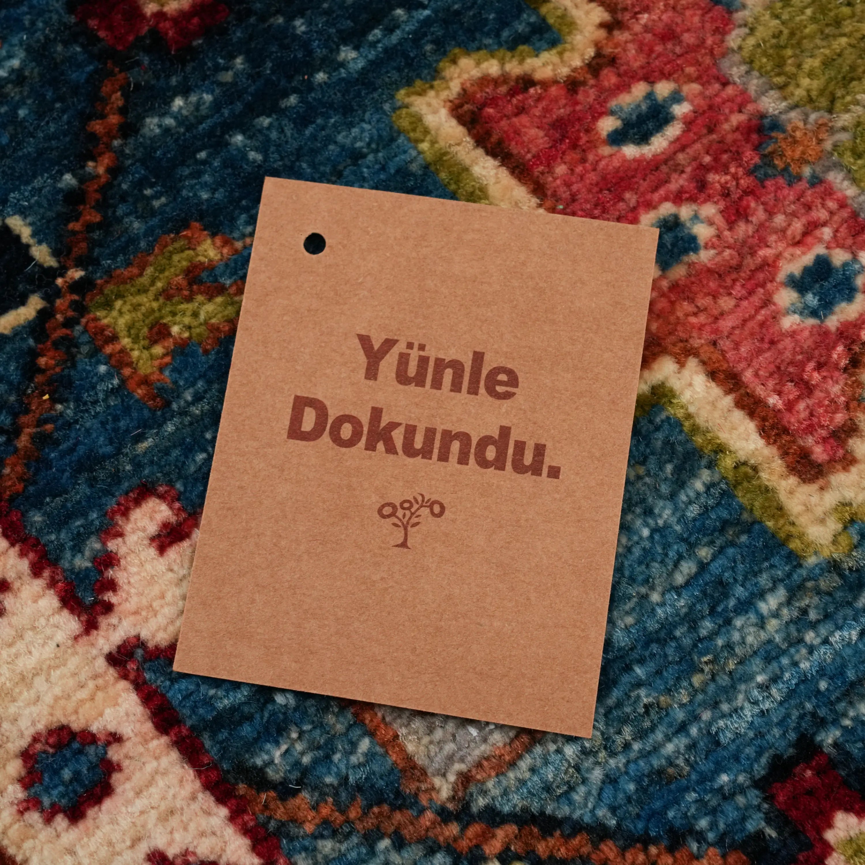 Mihman Serisi El Dokuma Uşak Desenli Mavi Yün Halı