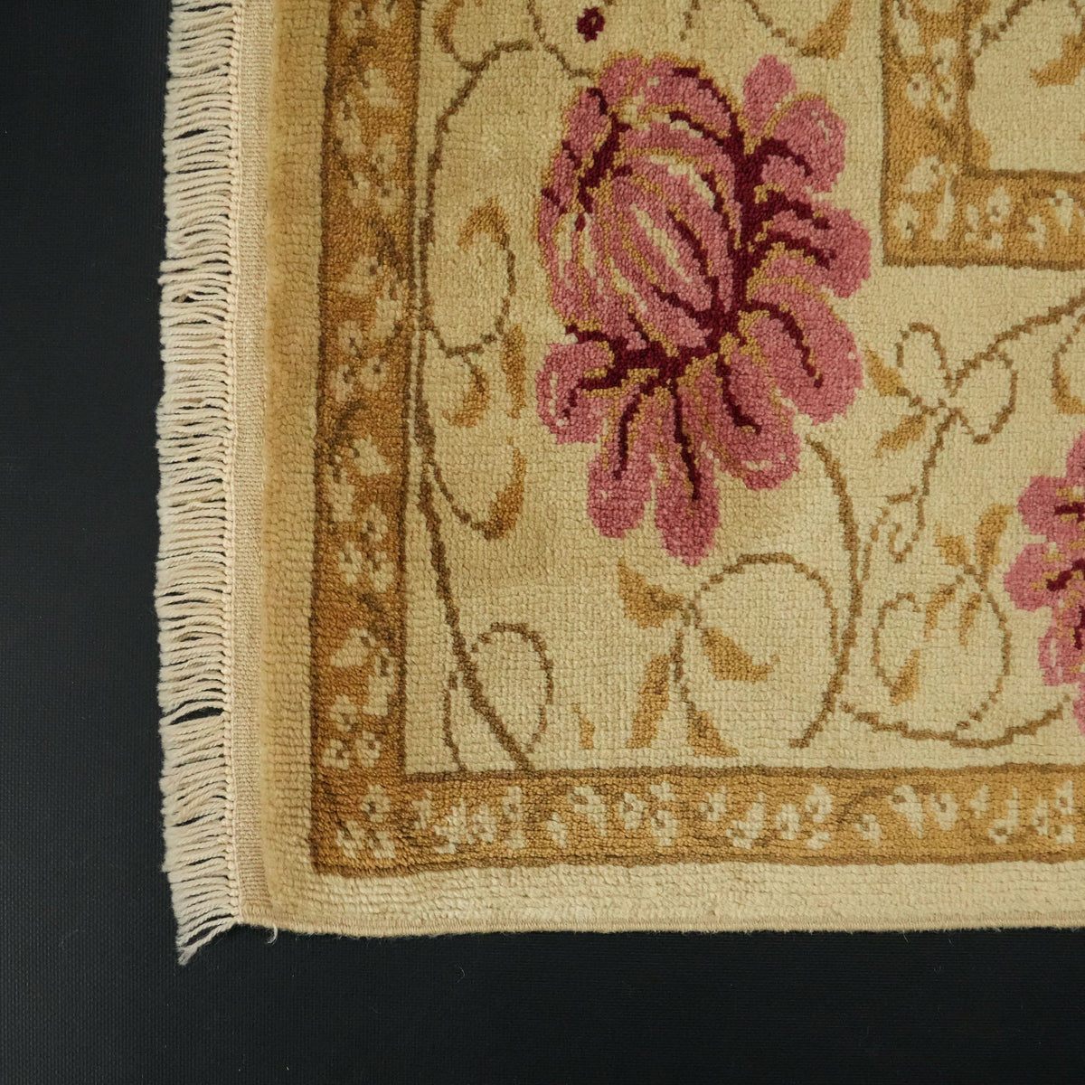 Mohair Serisi El Dokuma Çiçek Desenli Bej Halı — çerçeve desenli