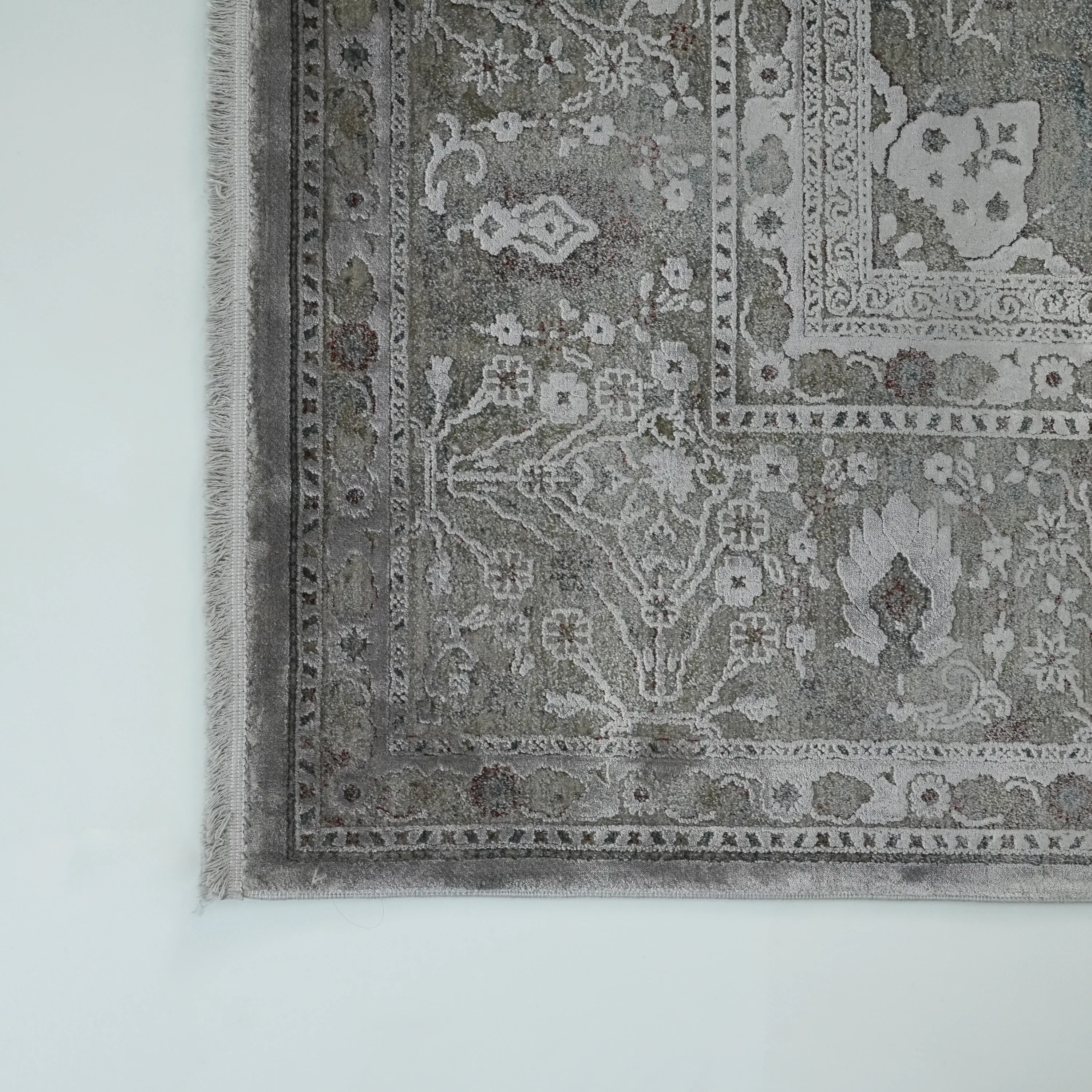 Odak Serisi Çiçek Desenli Gri Viskon Halı