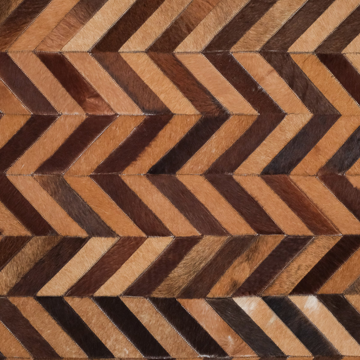 Patchwork Desenli Kahverengi Deri Halı — modern tasarım