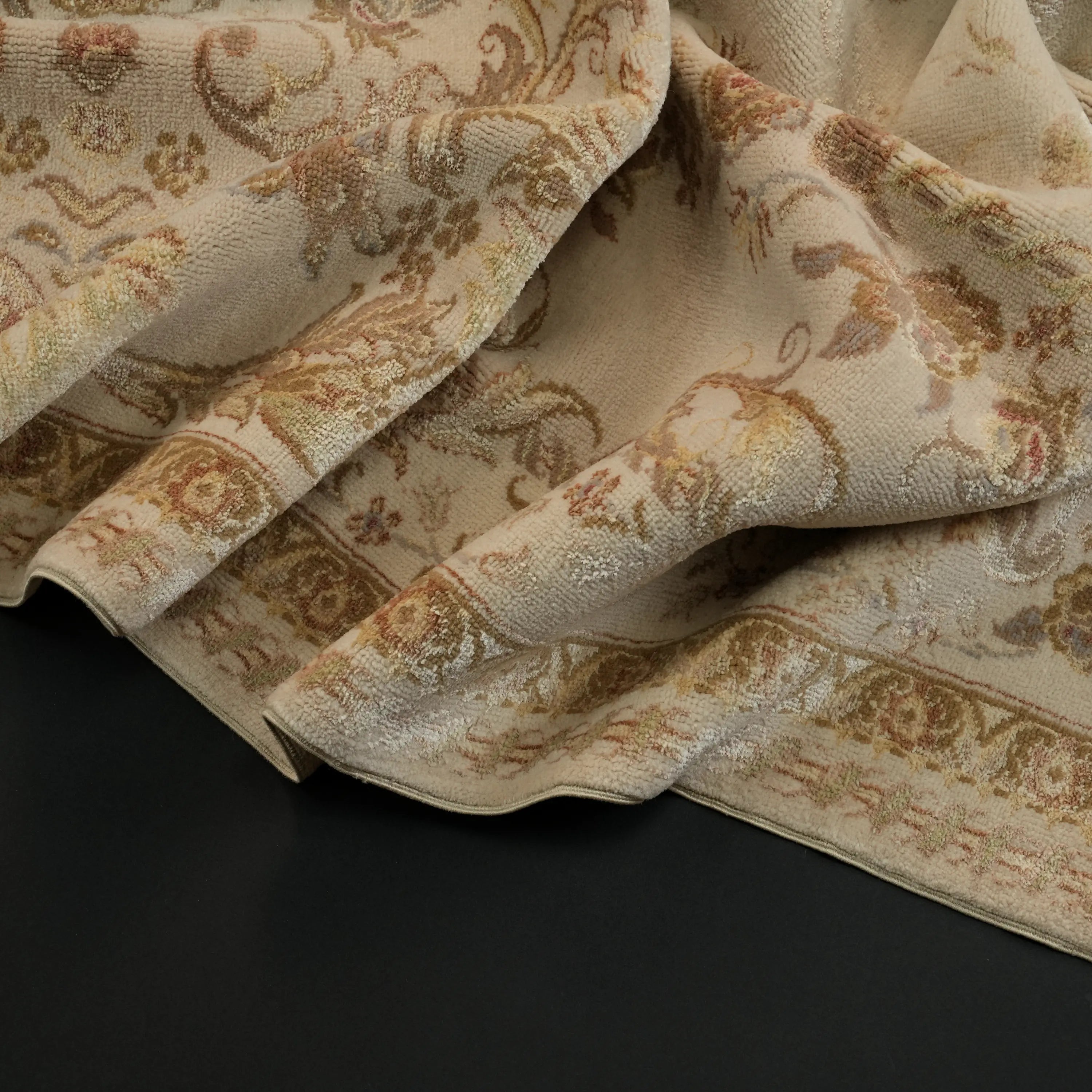 Pera Serisi El Dokuma Çiçek Desenli Krem İpekli Halı