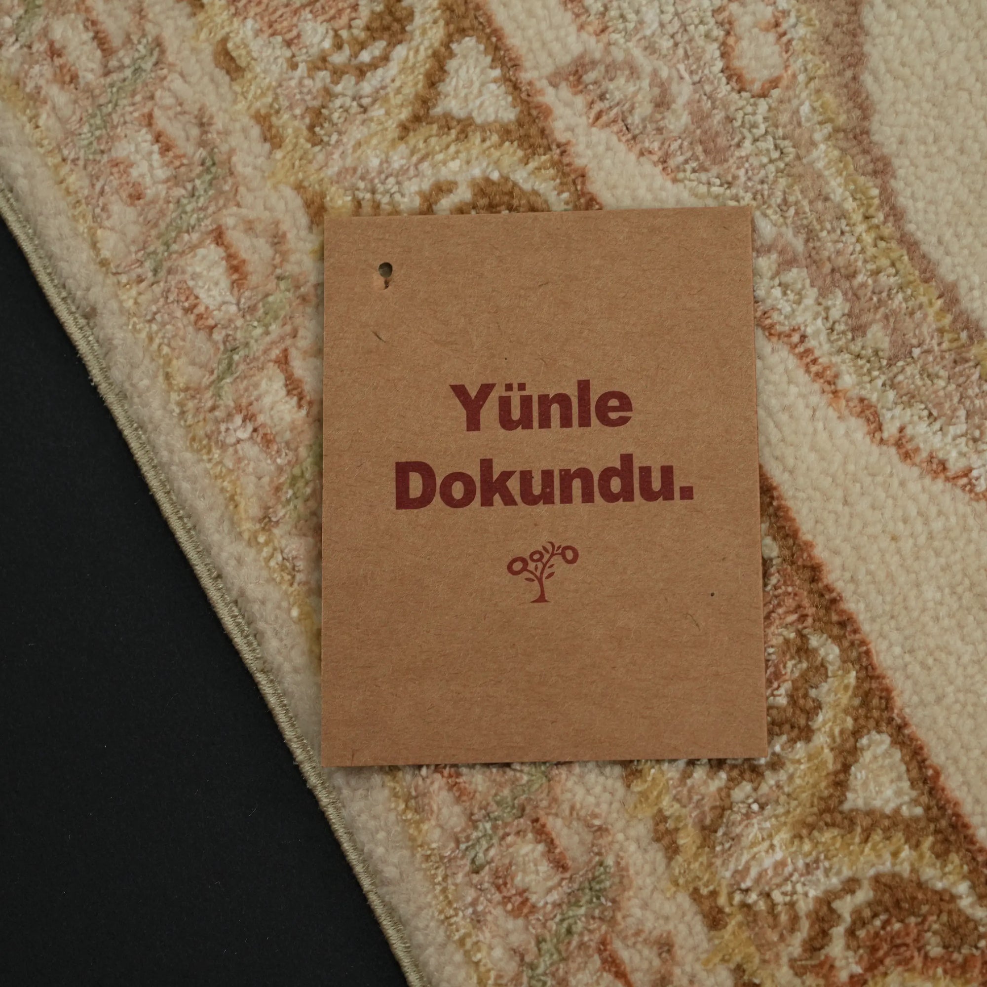 Pera Serisi El Dokuma Çiçek Desenli Yün Krem Halı — çerçeve desenli