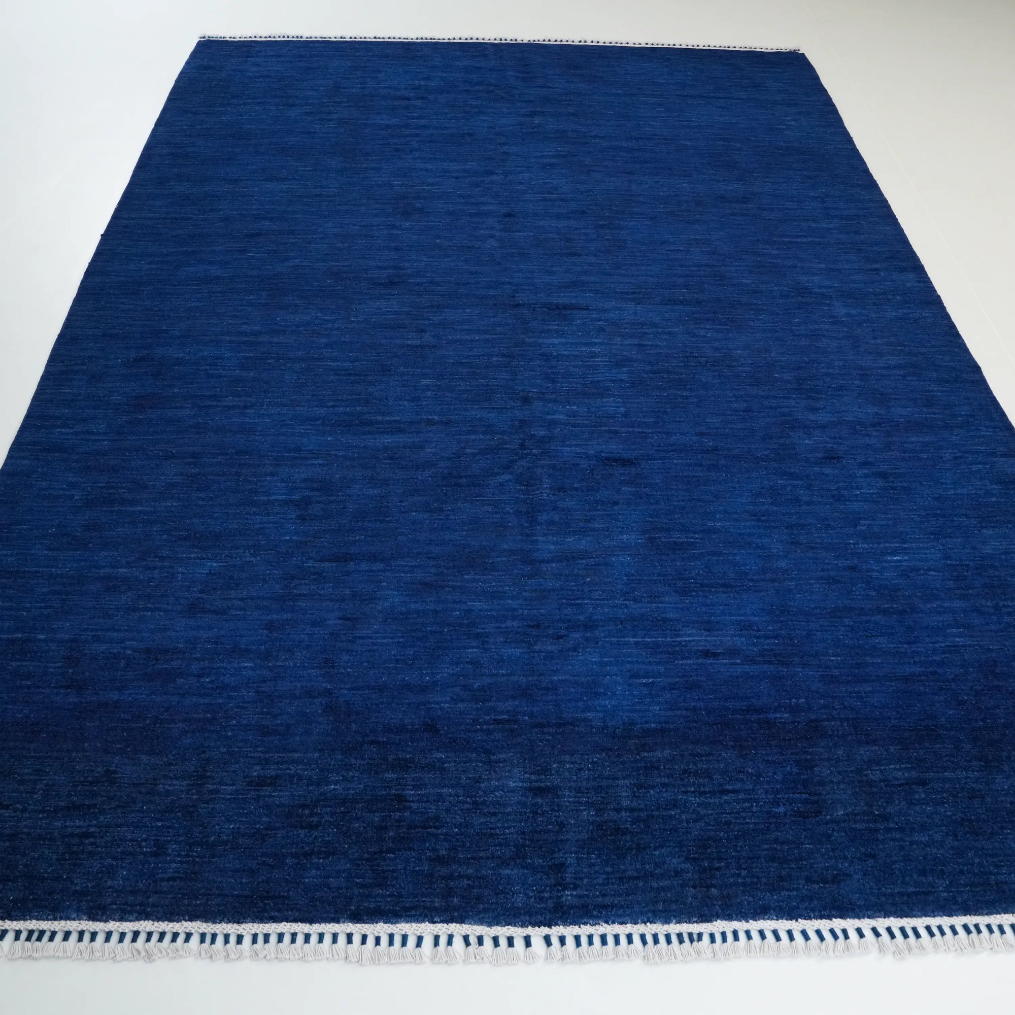 Pinhan Serisi El Dokuma Sade Desenli Yün Lacivert Halı — 200x300 cm