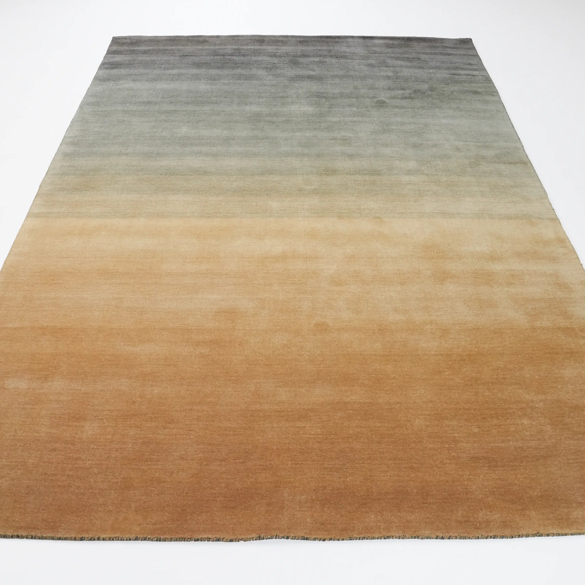 Sade Desenli Bej Yün Tezgah Dokuma Halı — 200x300 cm