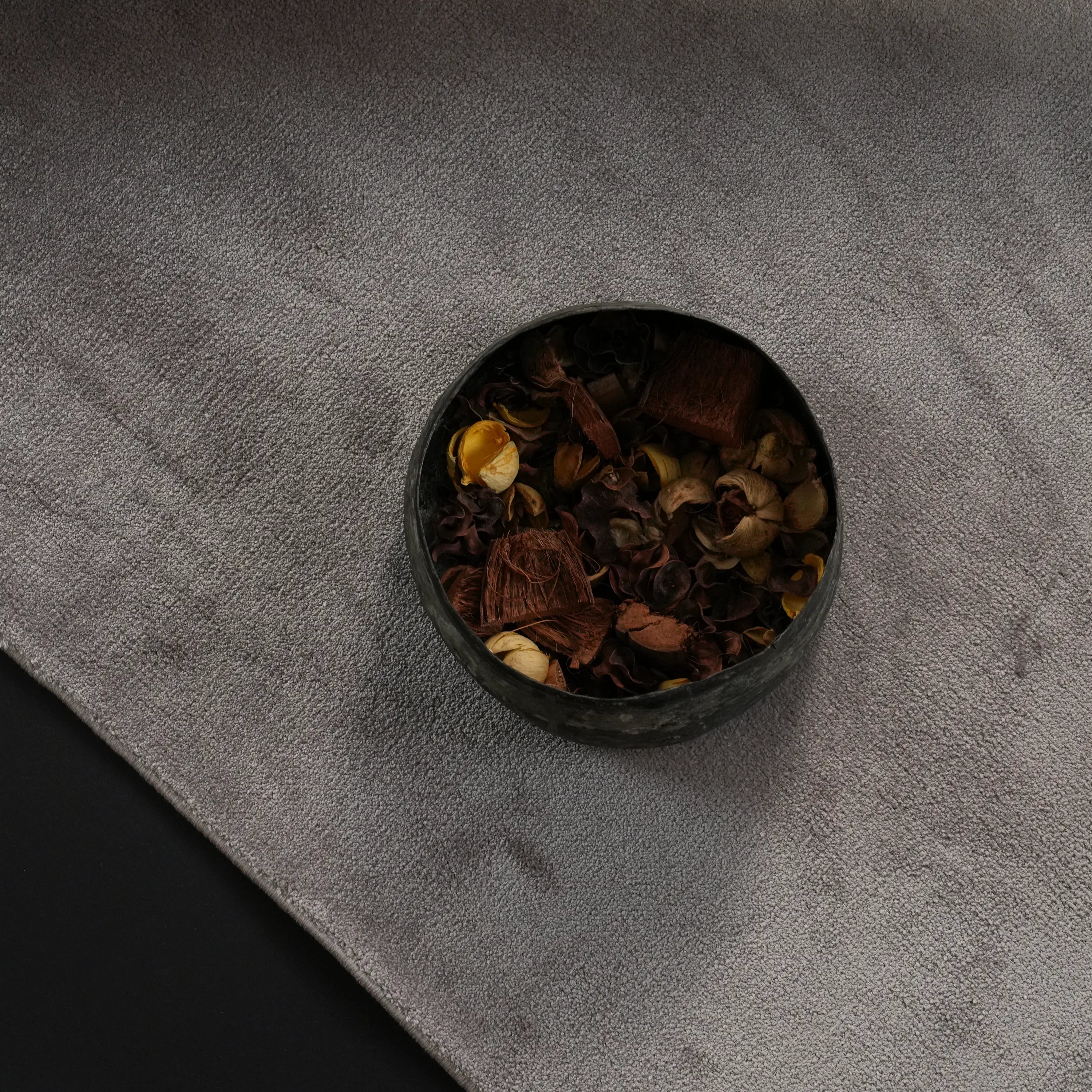 Sade Desenli Gri Viskon Halı