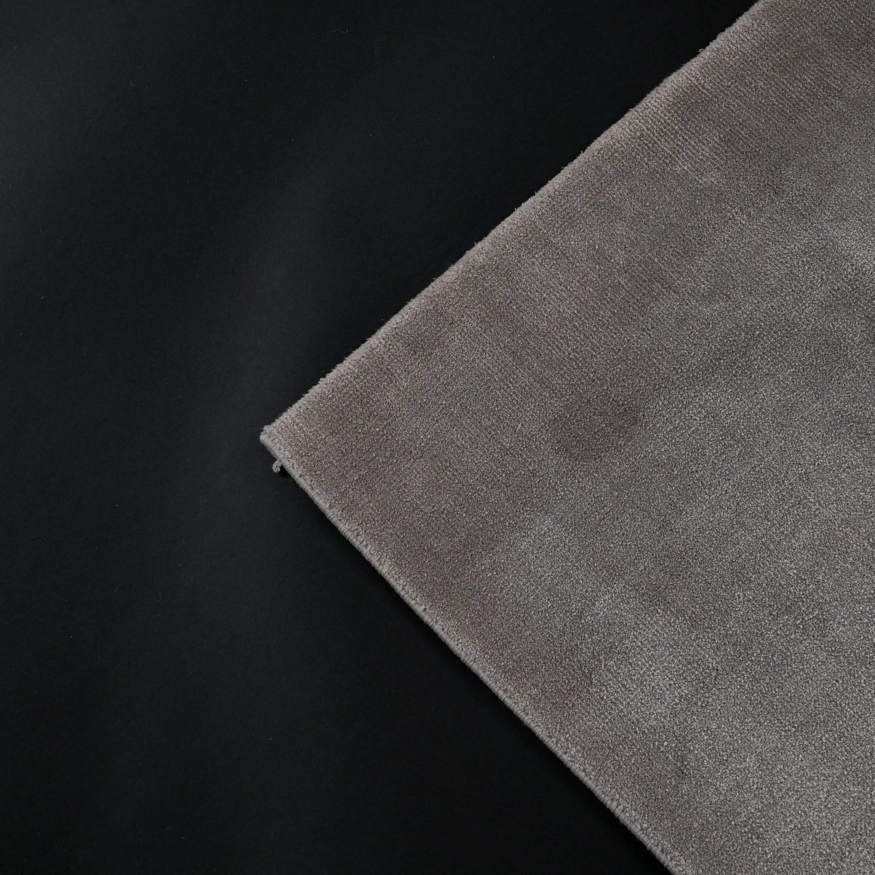 Sade Desenli Gri Viskon Halı