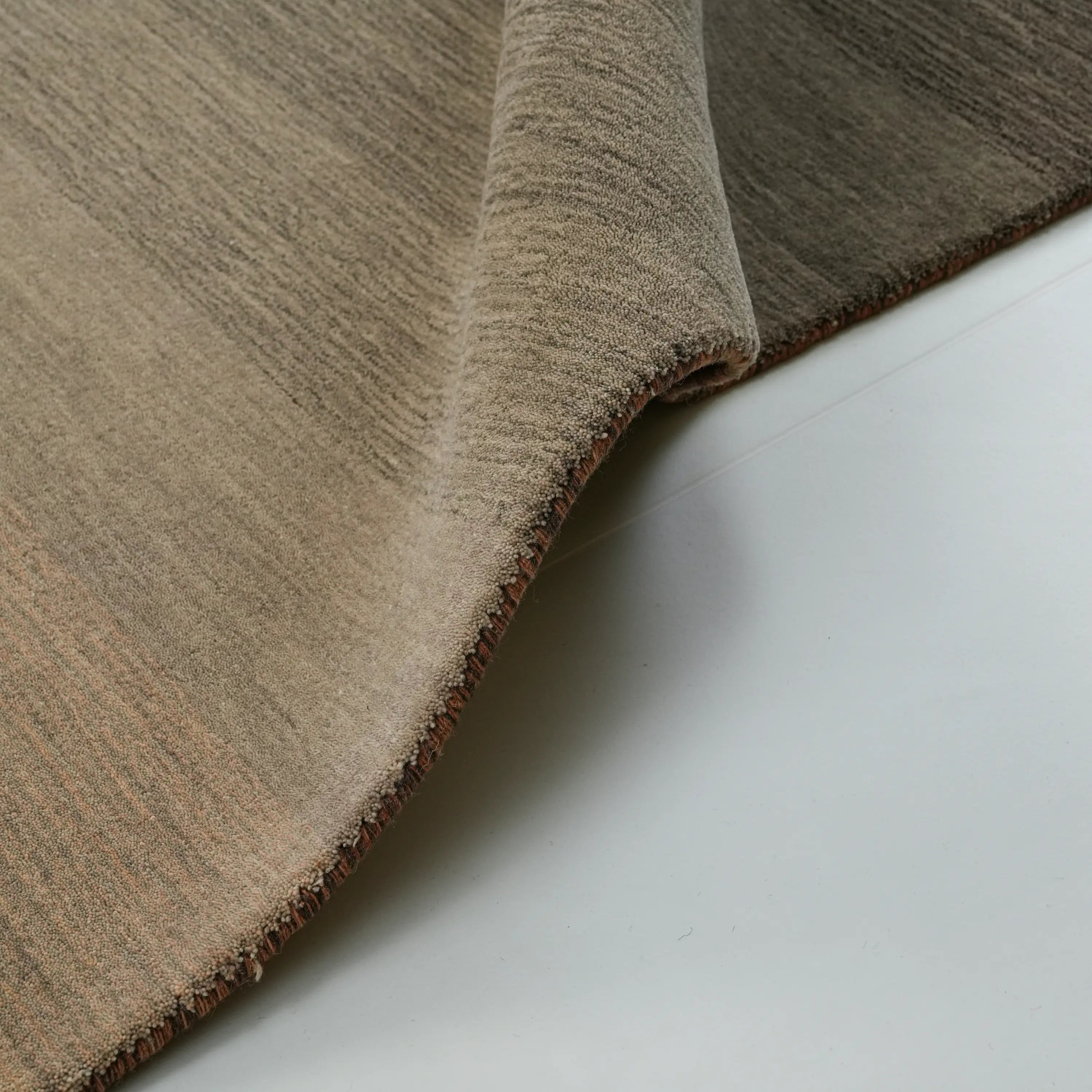 Sade Desenli Kahverengi Yün Tezgah Dokuma Halı