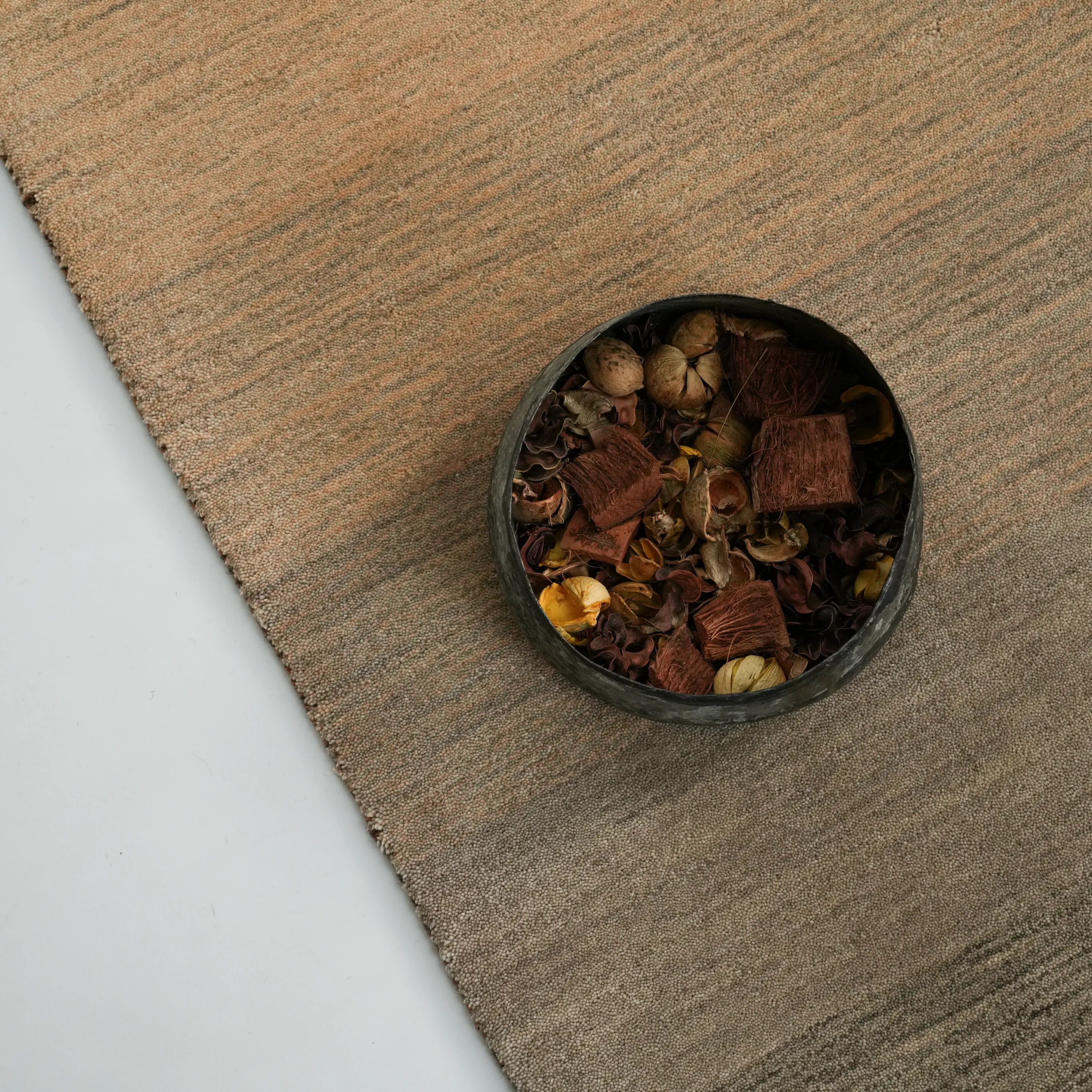 Sade Desenli Kahverengi Yün Tezgah Dokuma Halı