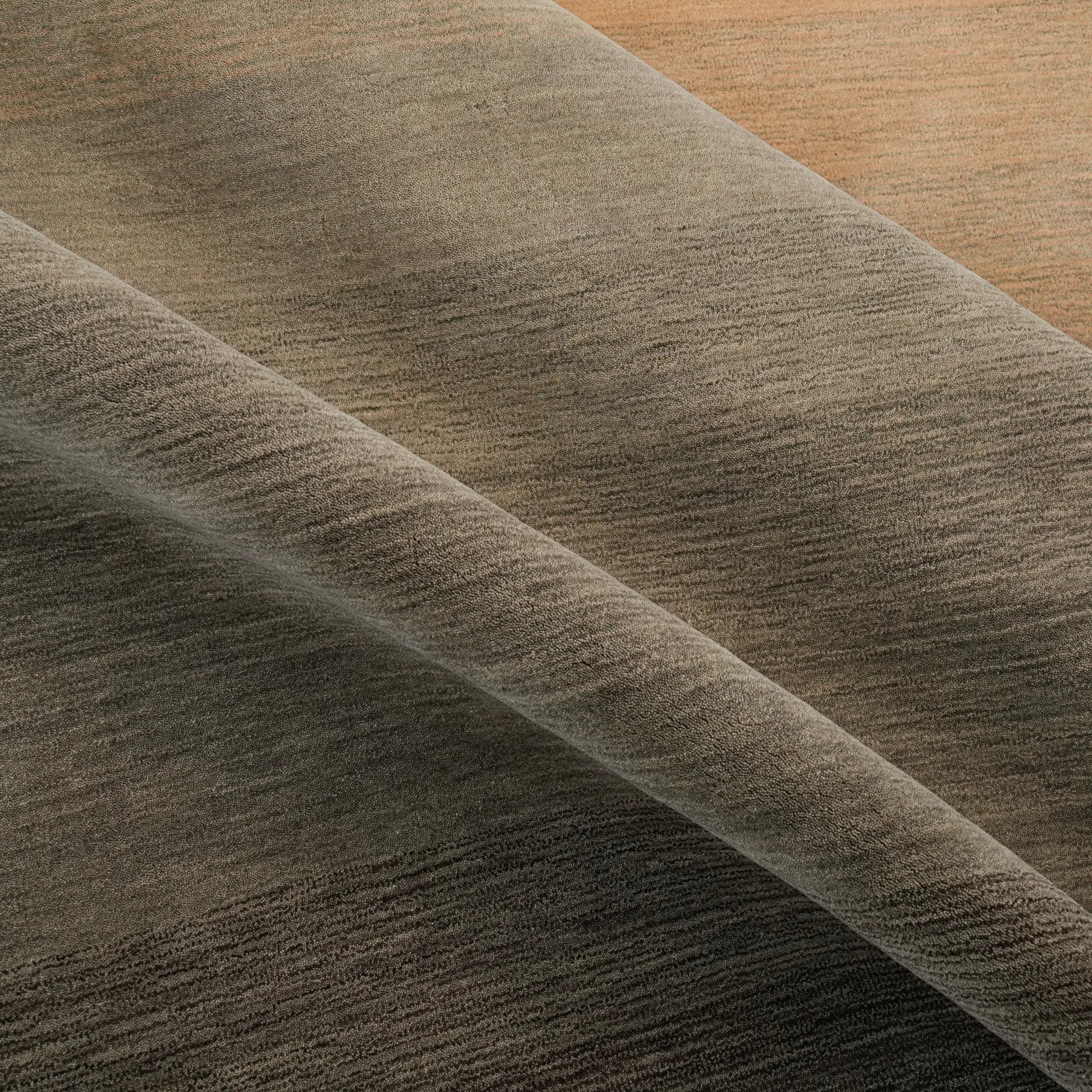 Sade Desenli Kahverengi Yün Tezgah Dokuma Halı