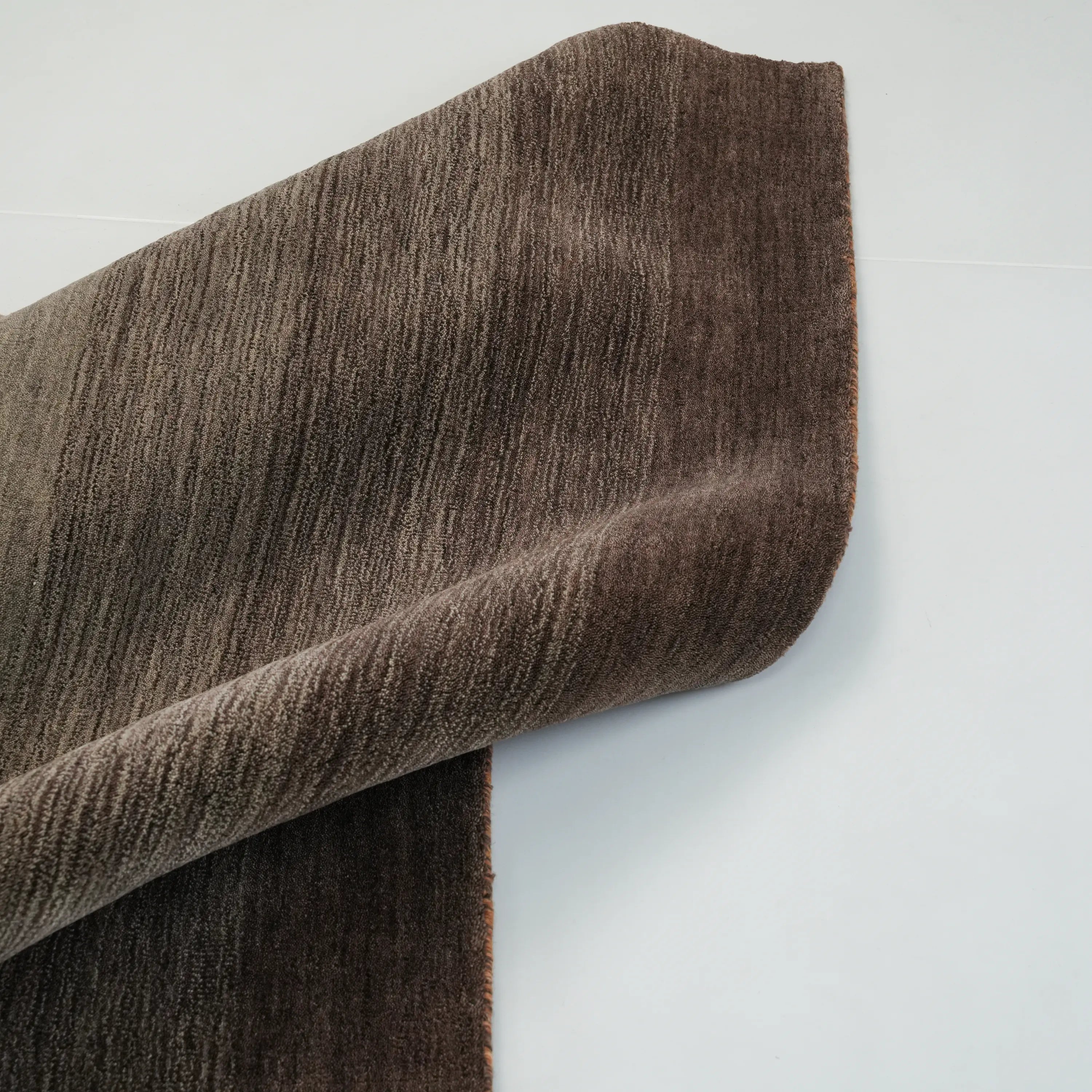 Sade Desenli Kahverengi Yün Tezgah Dokuma Halı