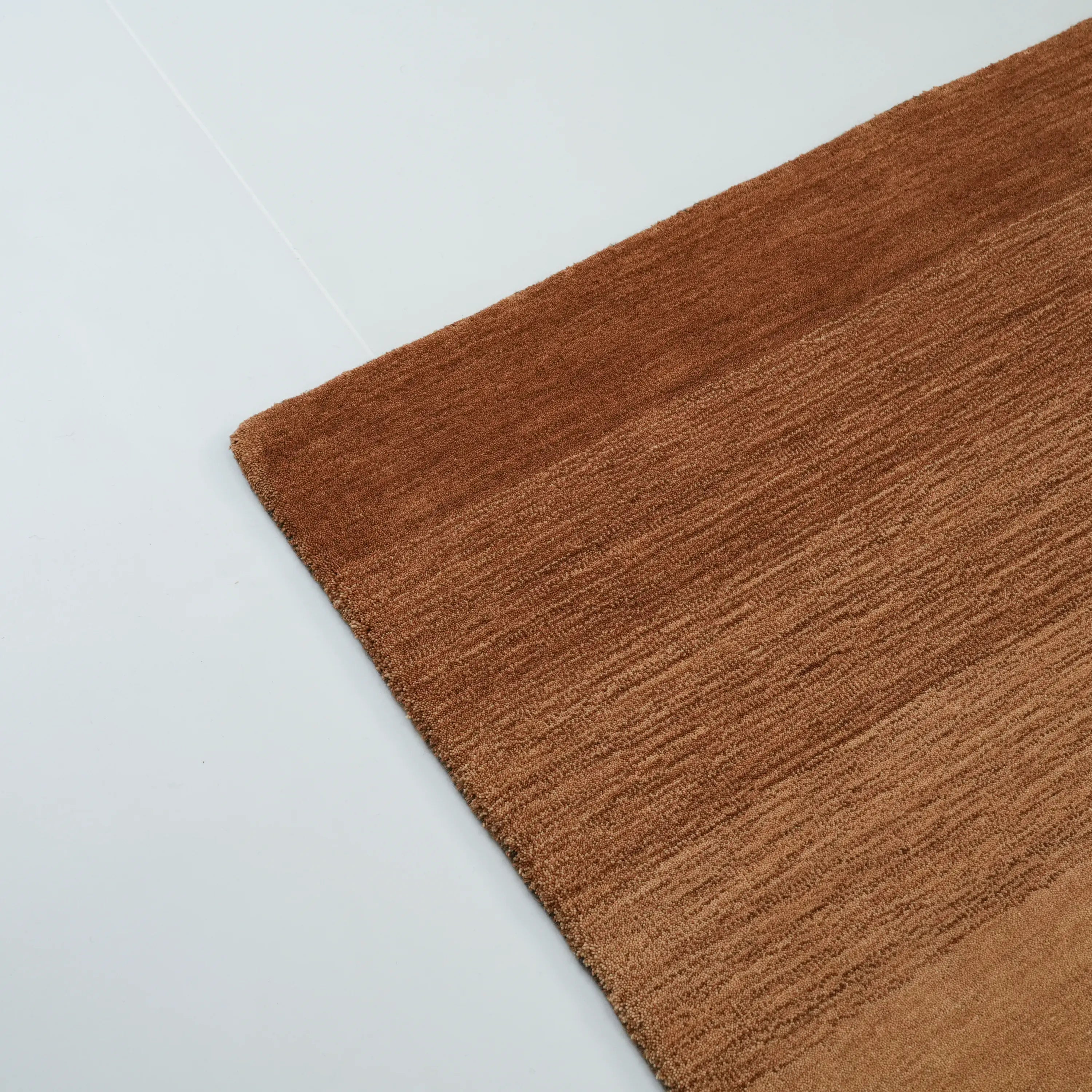 Sade Desenli Kahverengi Yün Tezgah Dokuma Halı