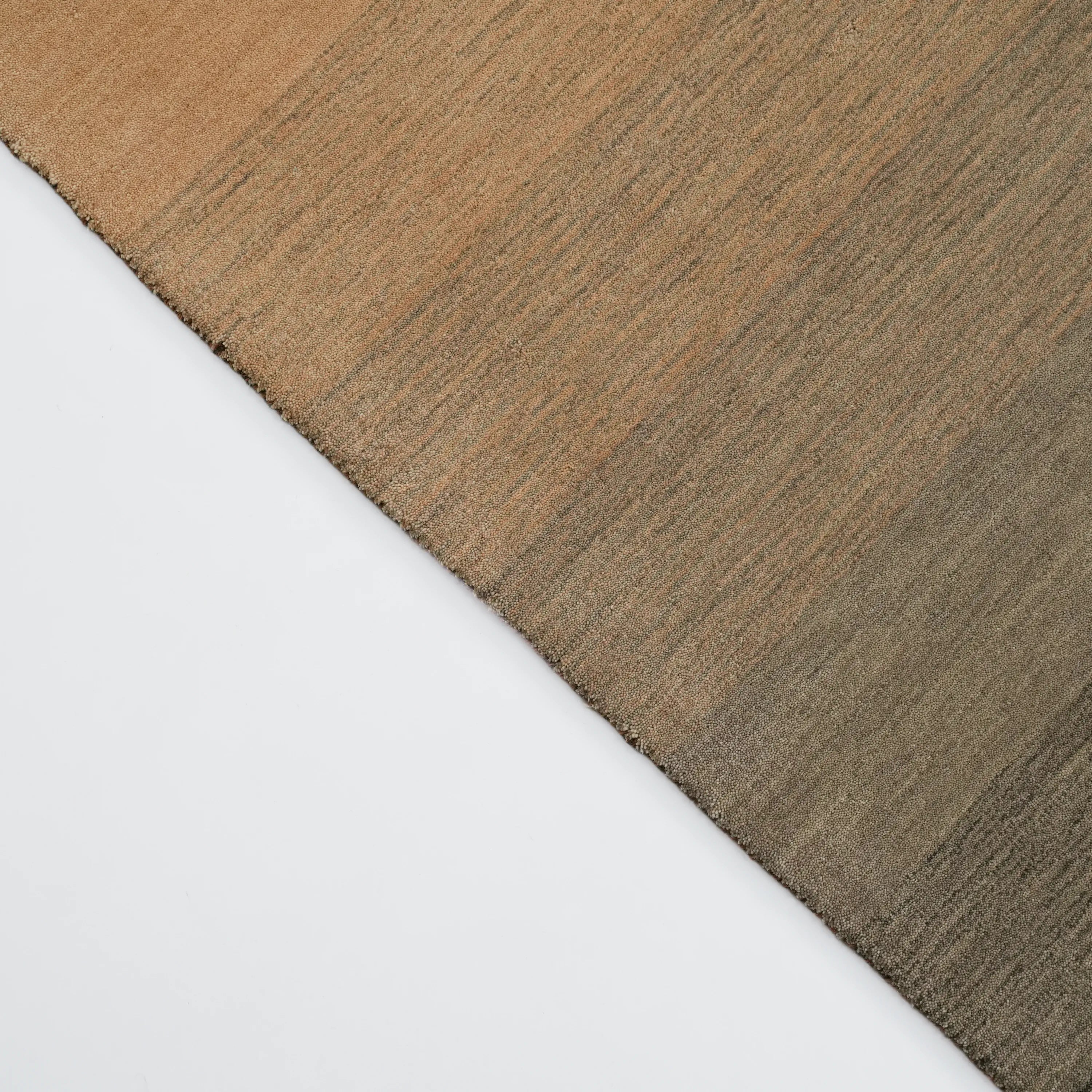 Sade Desenli Kahverengi Yün Tezgah Dokuma Halı