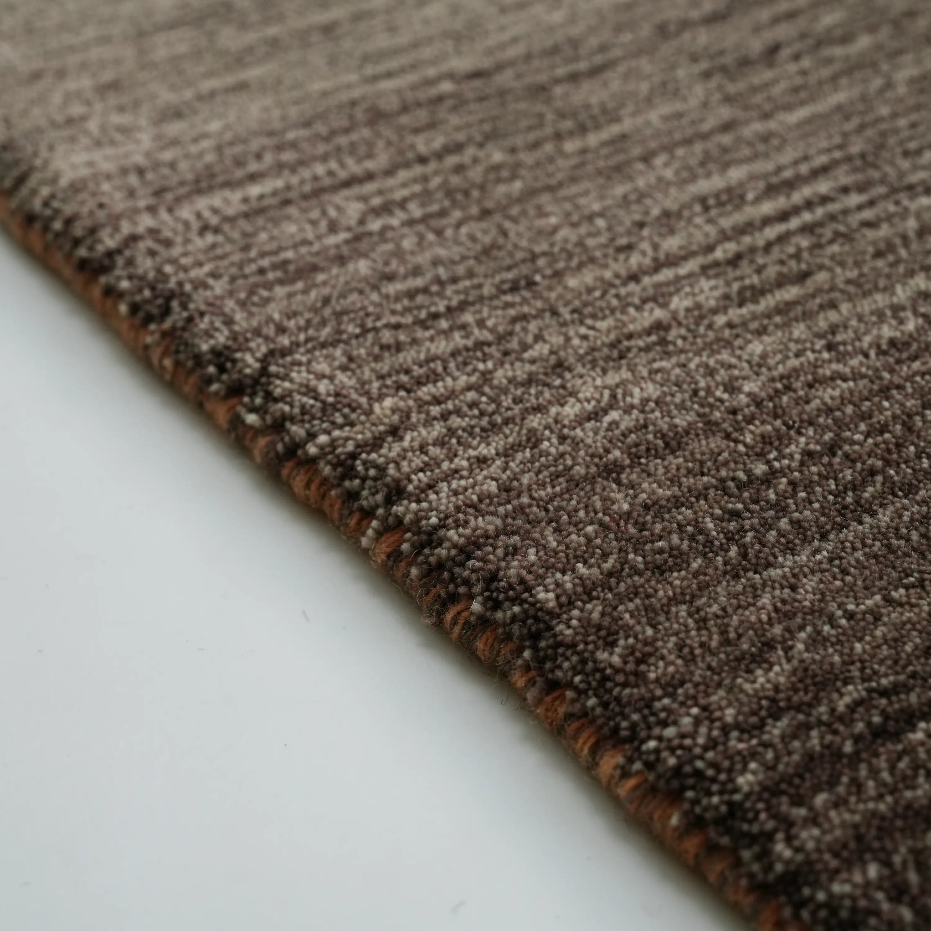 Sade Desenli Kahverengi Yün Tezgah Dokuma Halı