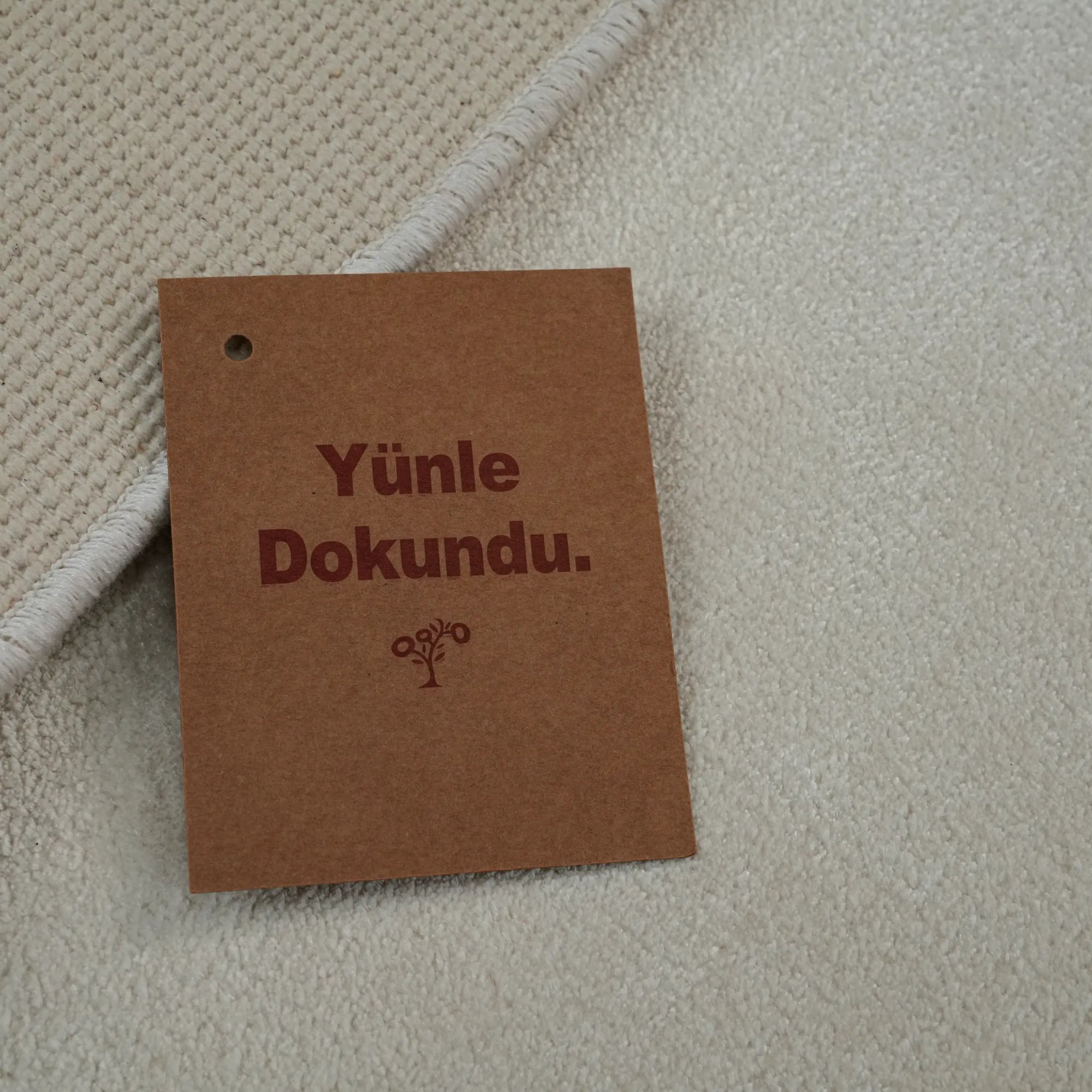 Sade Desenli Krem Viskon Halı — oturma odası halısı