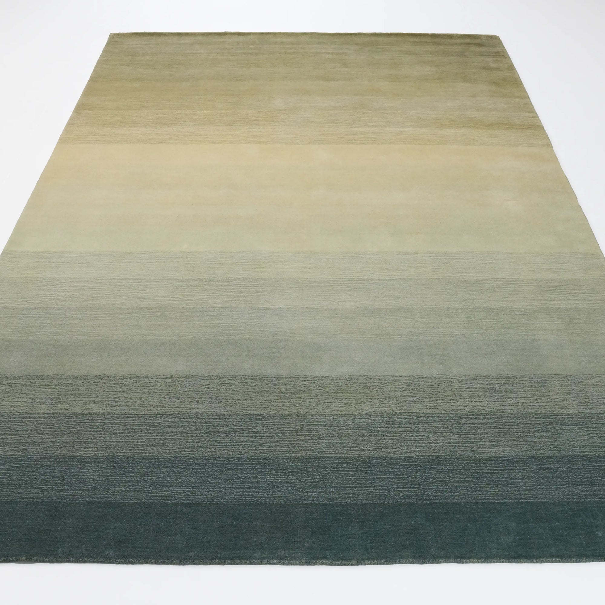 Sade Desenli Yeşil Yün Tezgah Dokuma Halı — 200x300 cm