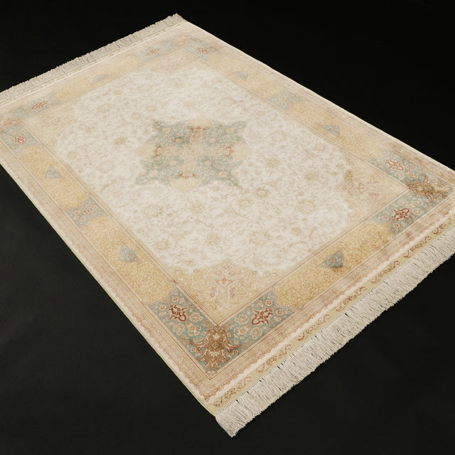 Saf İpek Çerçeve Desenli Krem El Dokuma Halı, 123x185 cm — Halıcızade