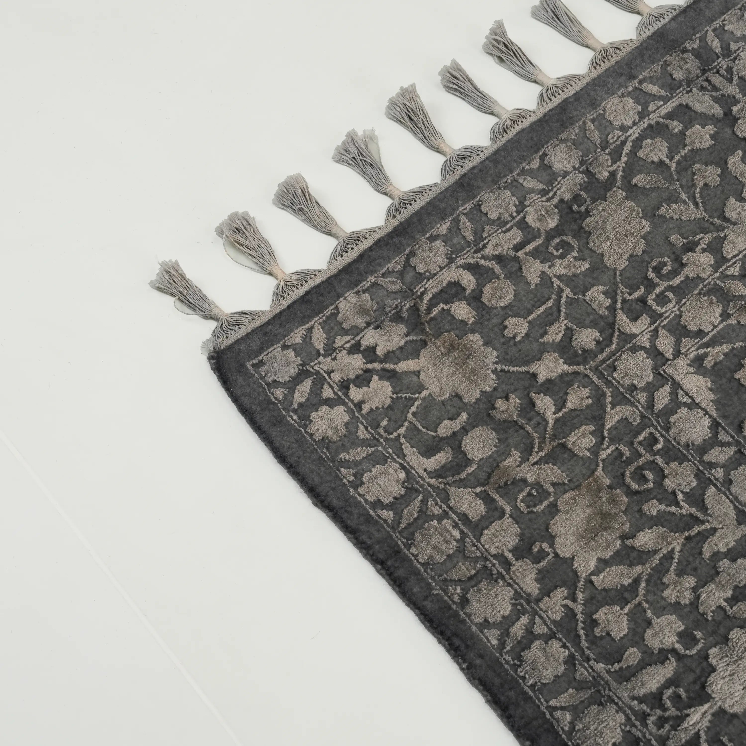Safir Serisi El Dokuma Uşak Desenli Antrasit Yün Halı