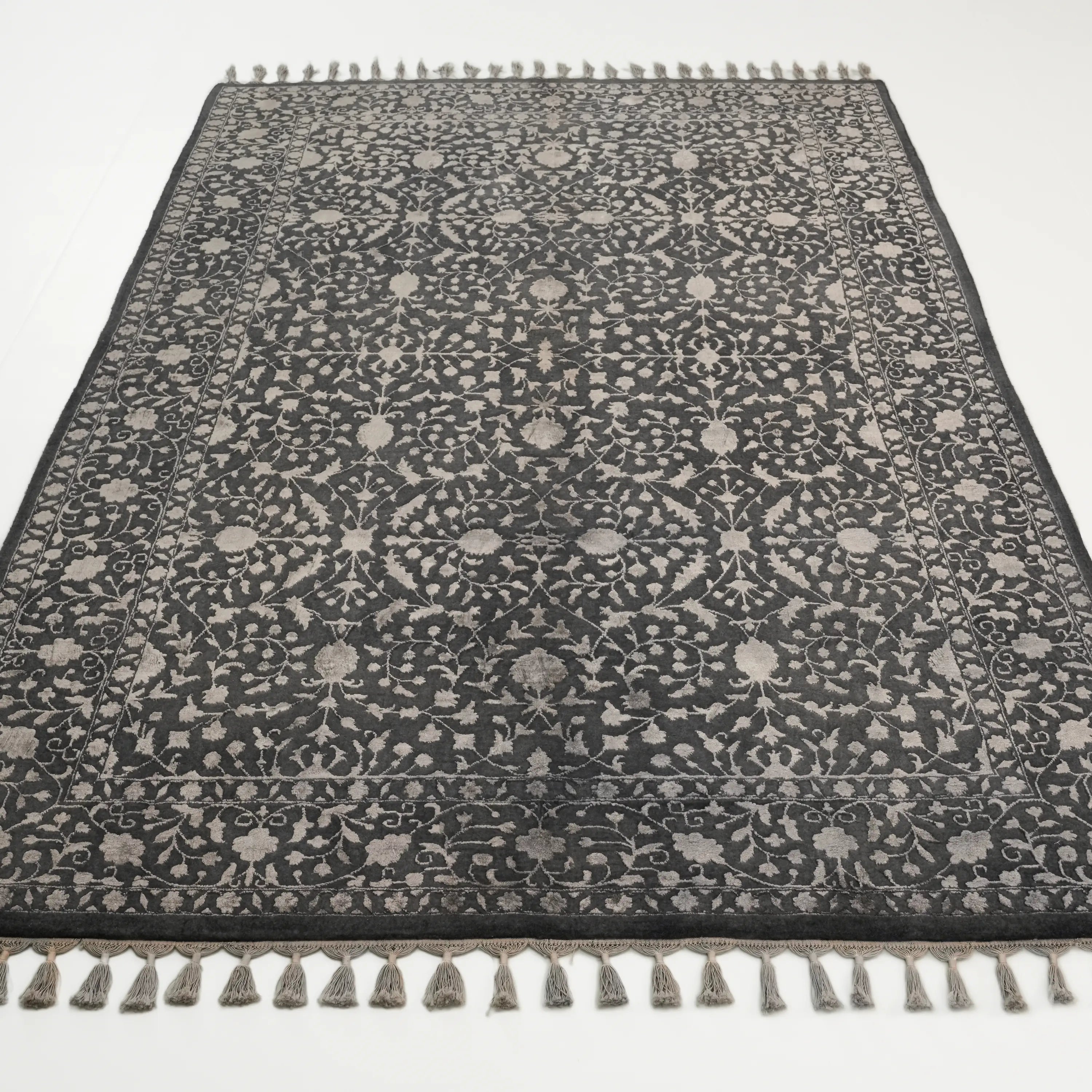 Safir Serisi El Dokuma Uşak Desenli Antrasit Yün Halı