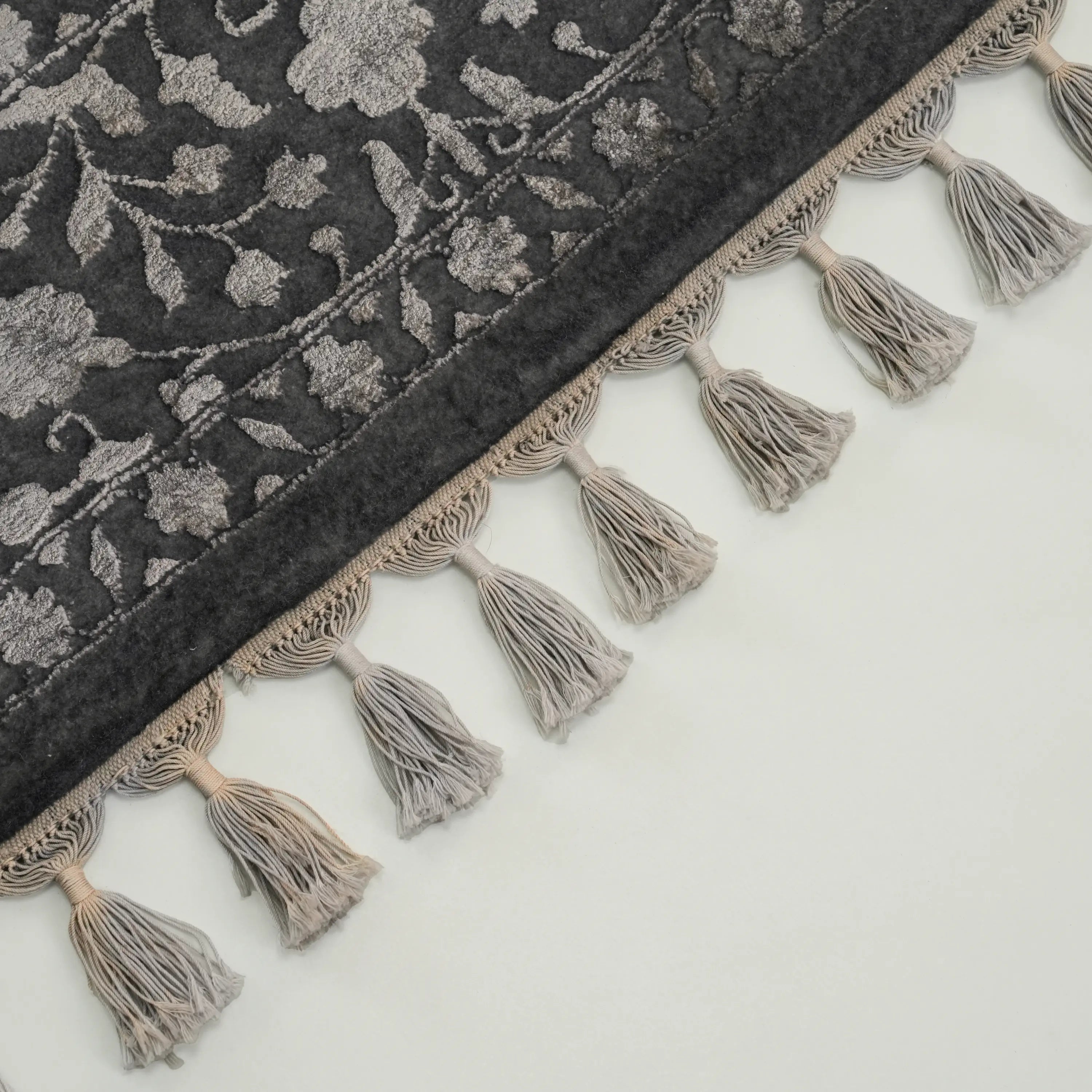 Safir Serisi El Dokuma Uşak Desenli Antrasit Yün Halı