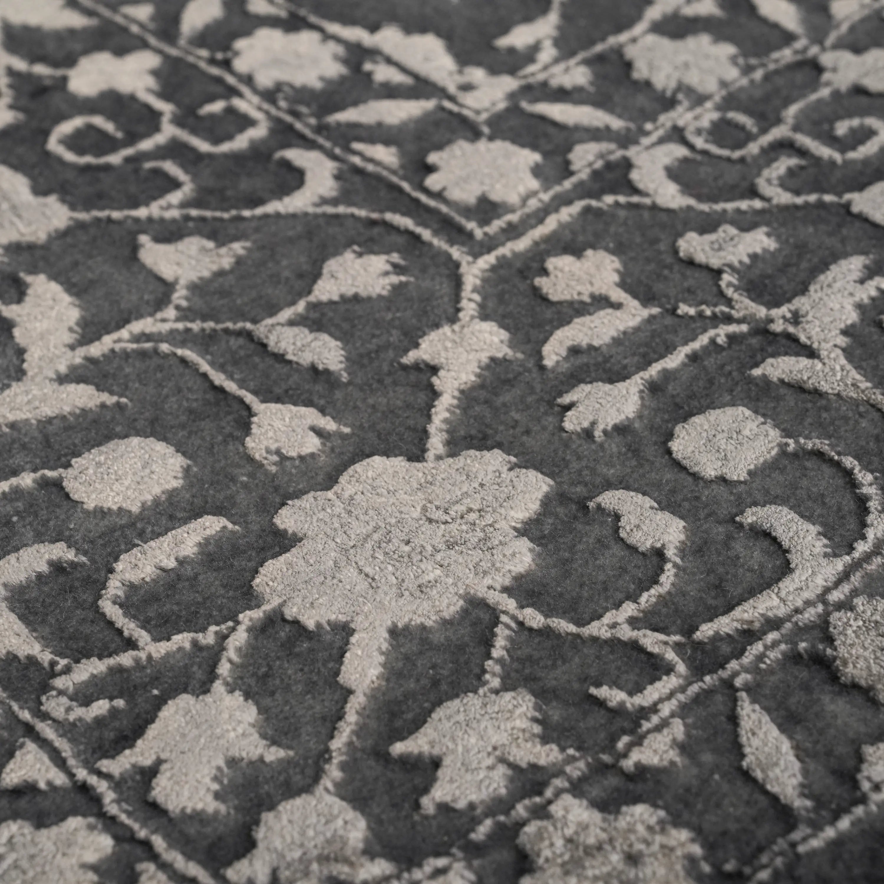 Safir Serisi El Dokuma Uşak Desenli Antrasit Yün Halı