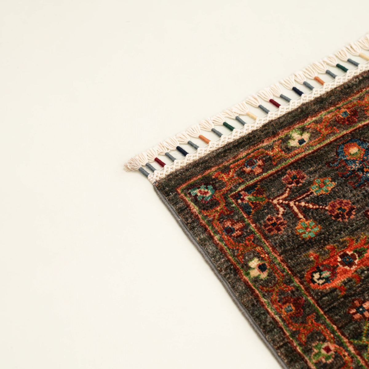 Şahzade Series gray flower-patterned rug — corner close-up, color-wrapped fringe and border